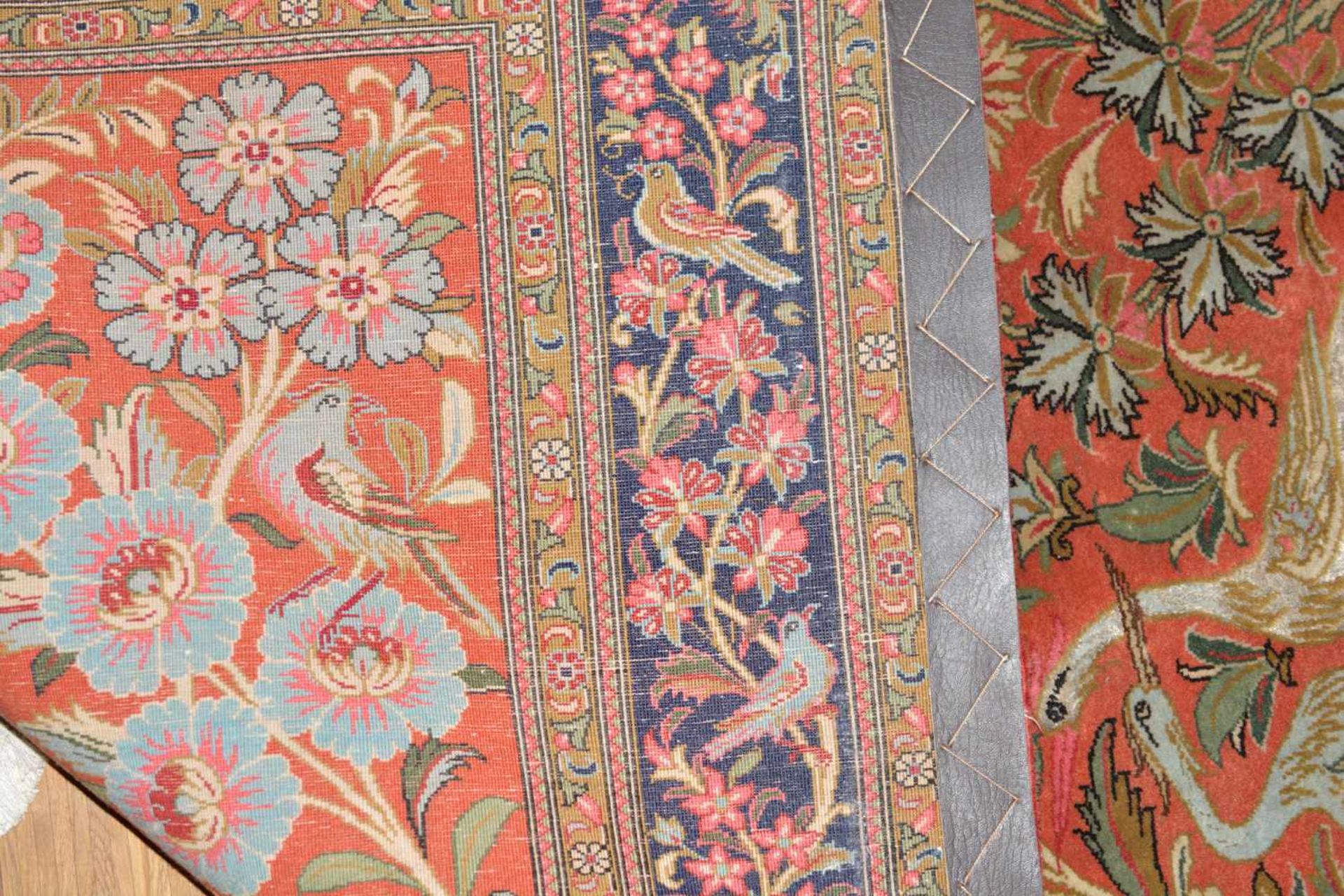 Indischer TeppichWolle und Seide auf Wolle, 146 cm x 107 cm, Ränder leicht beschädigtDieses Los wird - Image 4 of 4