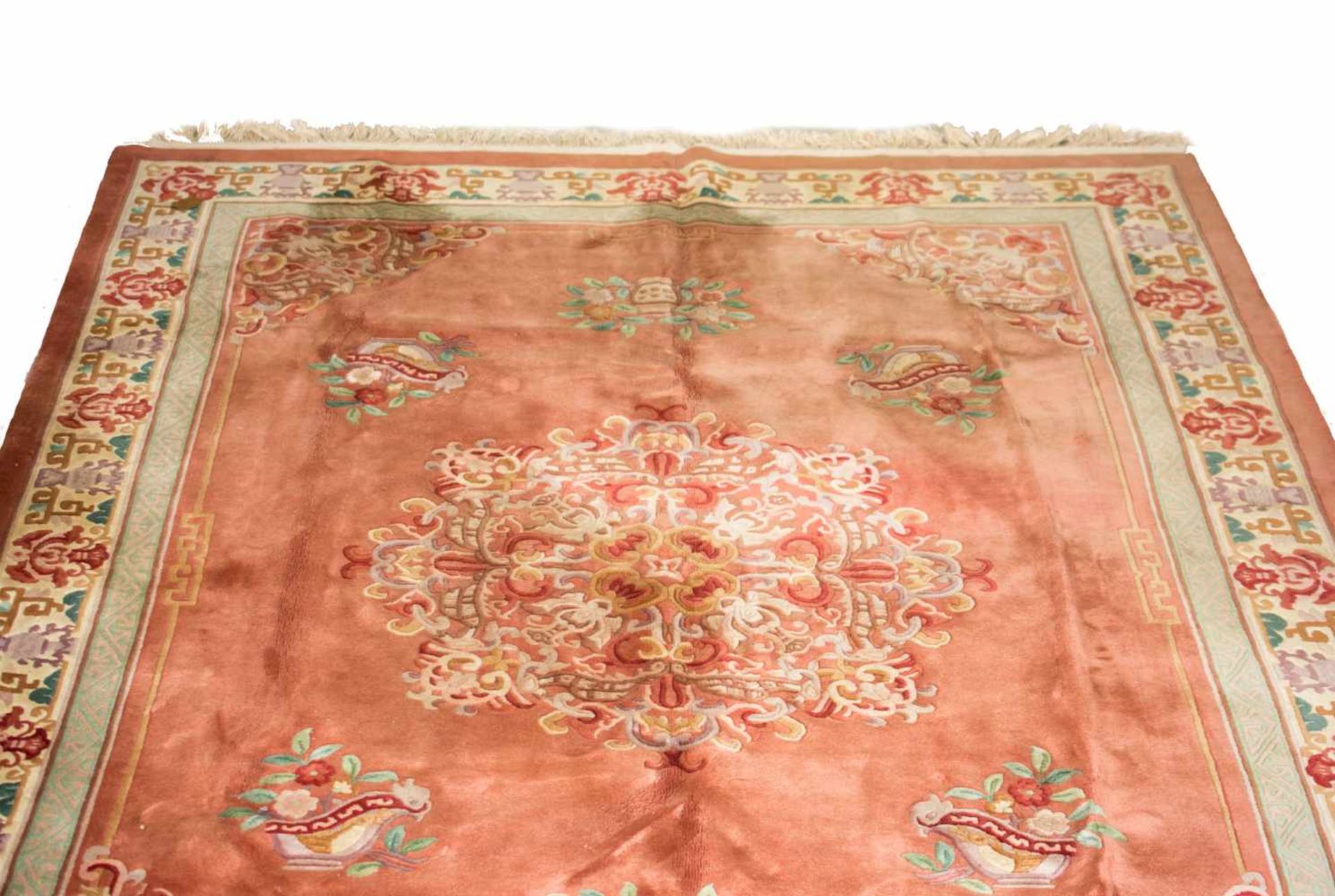 Asiatischer TeppichChina, Wolle auf Baumwolle, 344 cm x 249 cm, GebrauchsspurenDieses Los wird in