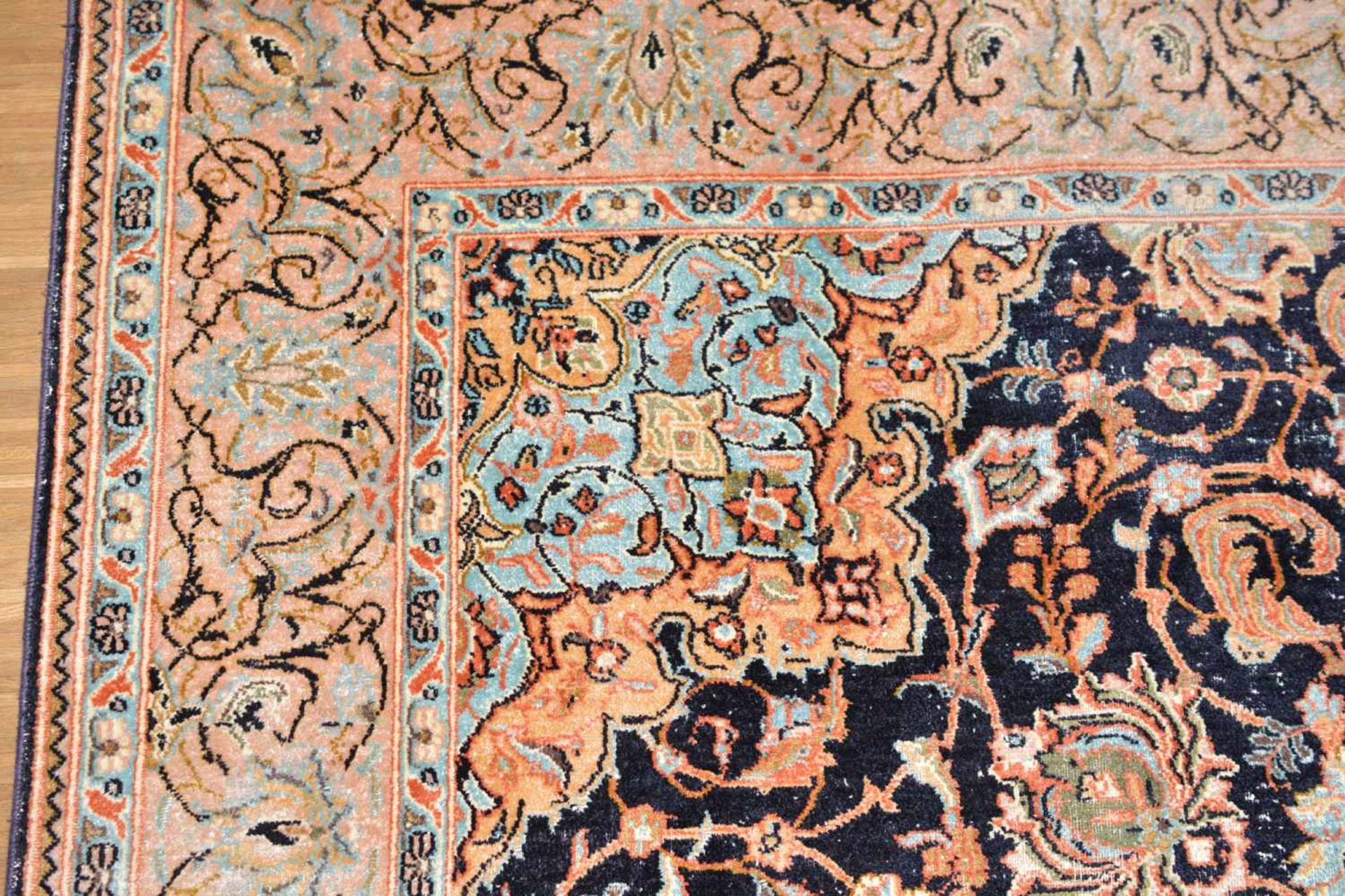 Indischer TeppichSeide auf Wolle, 242 cm x 153 cm, leicht abgetretenDieses Los wird in einer - Image 4 of 5