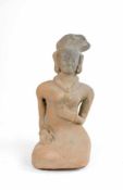 Unbekannter Künstler (20. Jh.)Figur mit Halskette, Ton, Höhe 26,7 cm, partiell feine RisseDieses Los