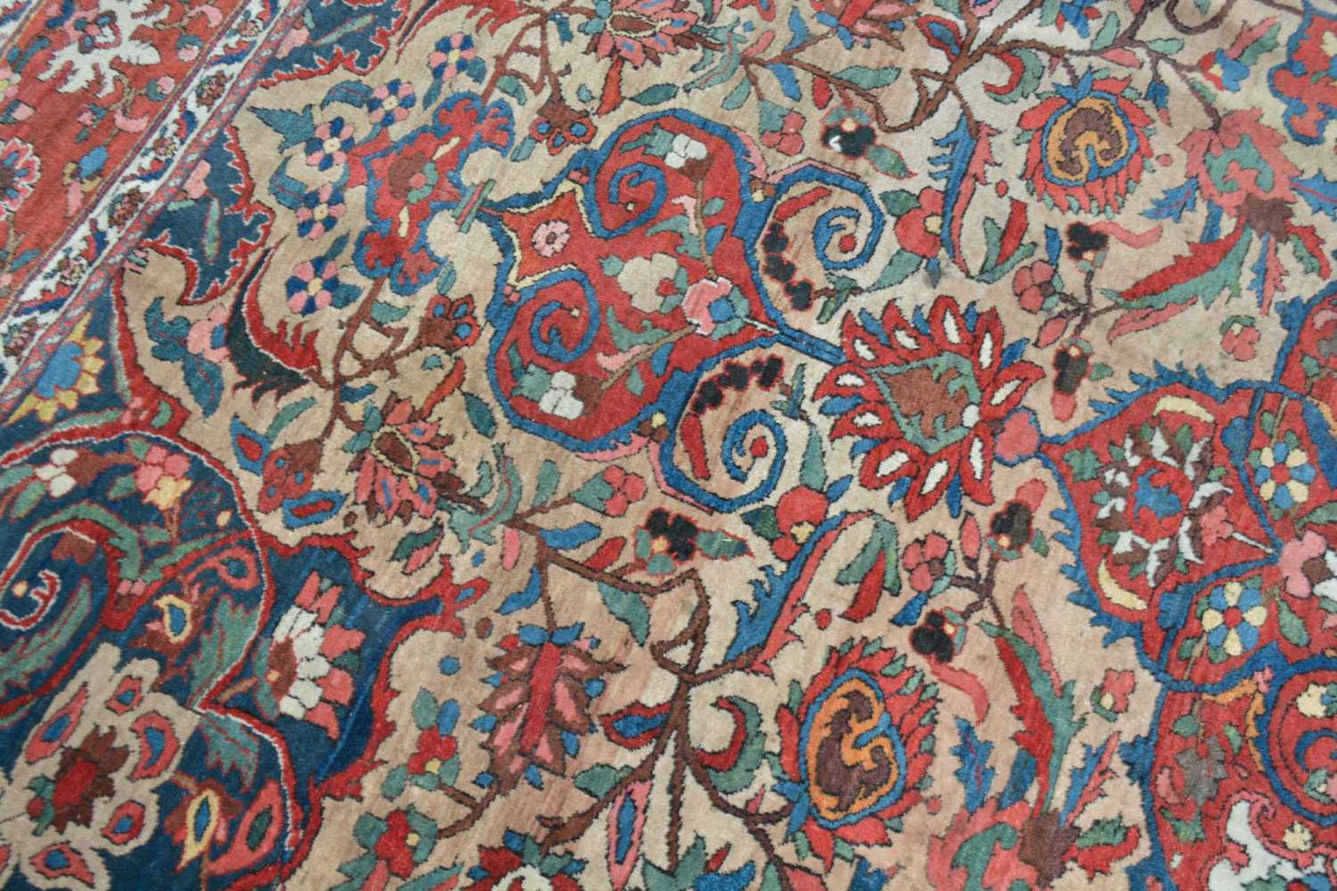BachtiariPersien, Wolle auf Wolle, 348 cm x 263 cm, partiell leicht abgetreten und ausgeblichen, - Image 3 of 5