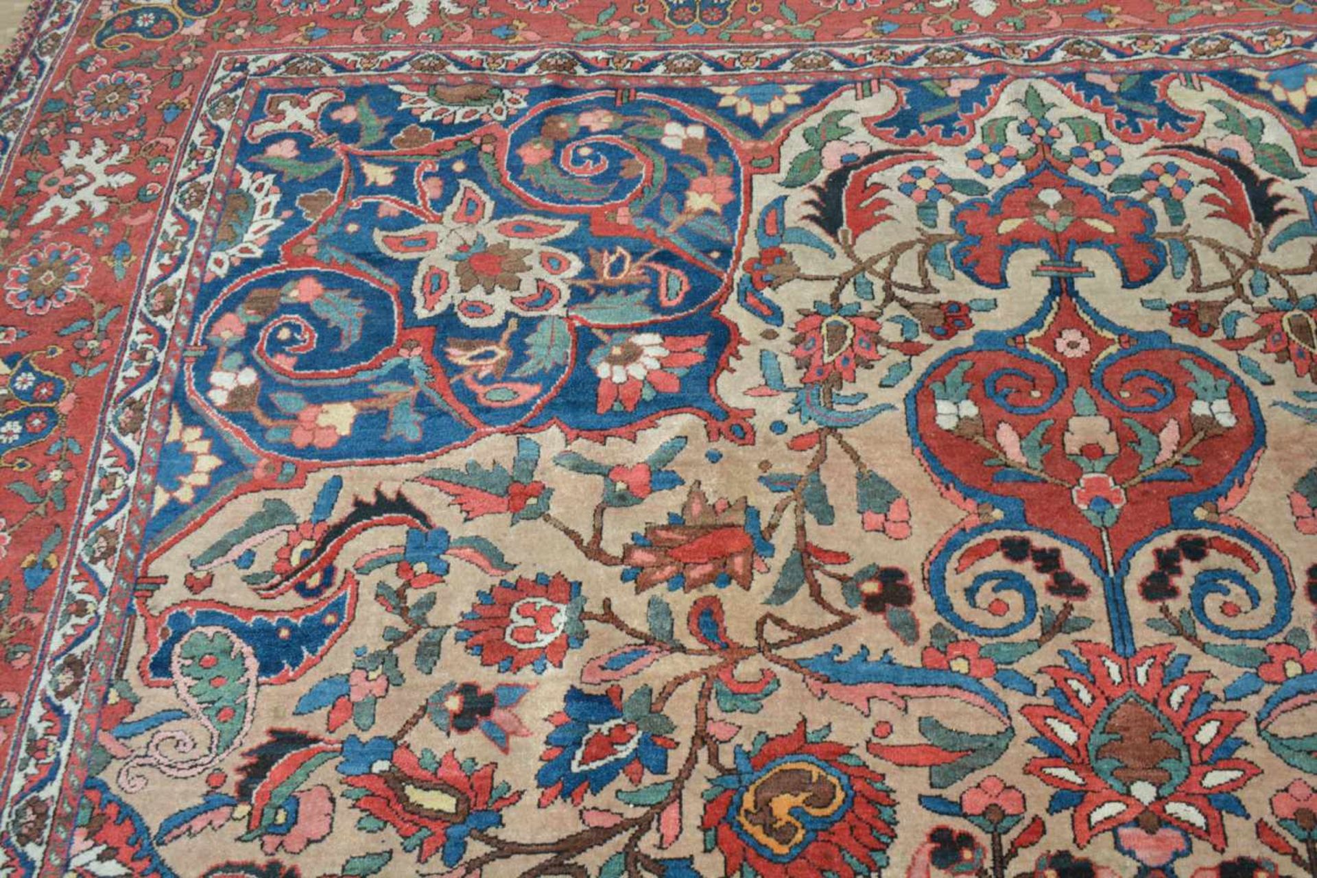 BachtiariPersien, Wolle auf Wolle, 348 cm x 263 cm, partiell leicht abgetreten und ausgeblichen, - Image 4 of 5
