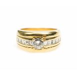 Damenring750 Gelbgold, ein Brillant und 10 Princess-Diamanten, zentraler Brillant ca. 0,30 ct,