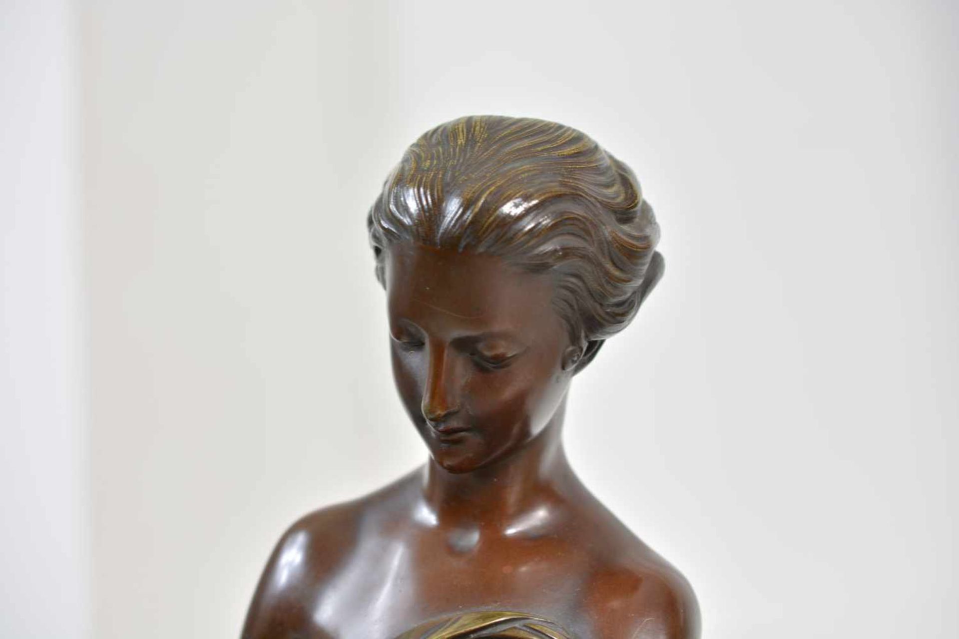 PenduleFrankreich, Raingo Frères, Paris, 19. Jh., Bronze, weißer Marmor, sitzende Dame mit - Bild 3 aus 5