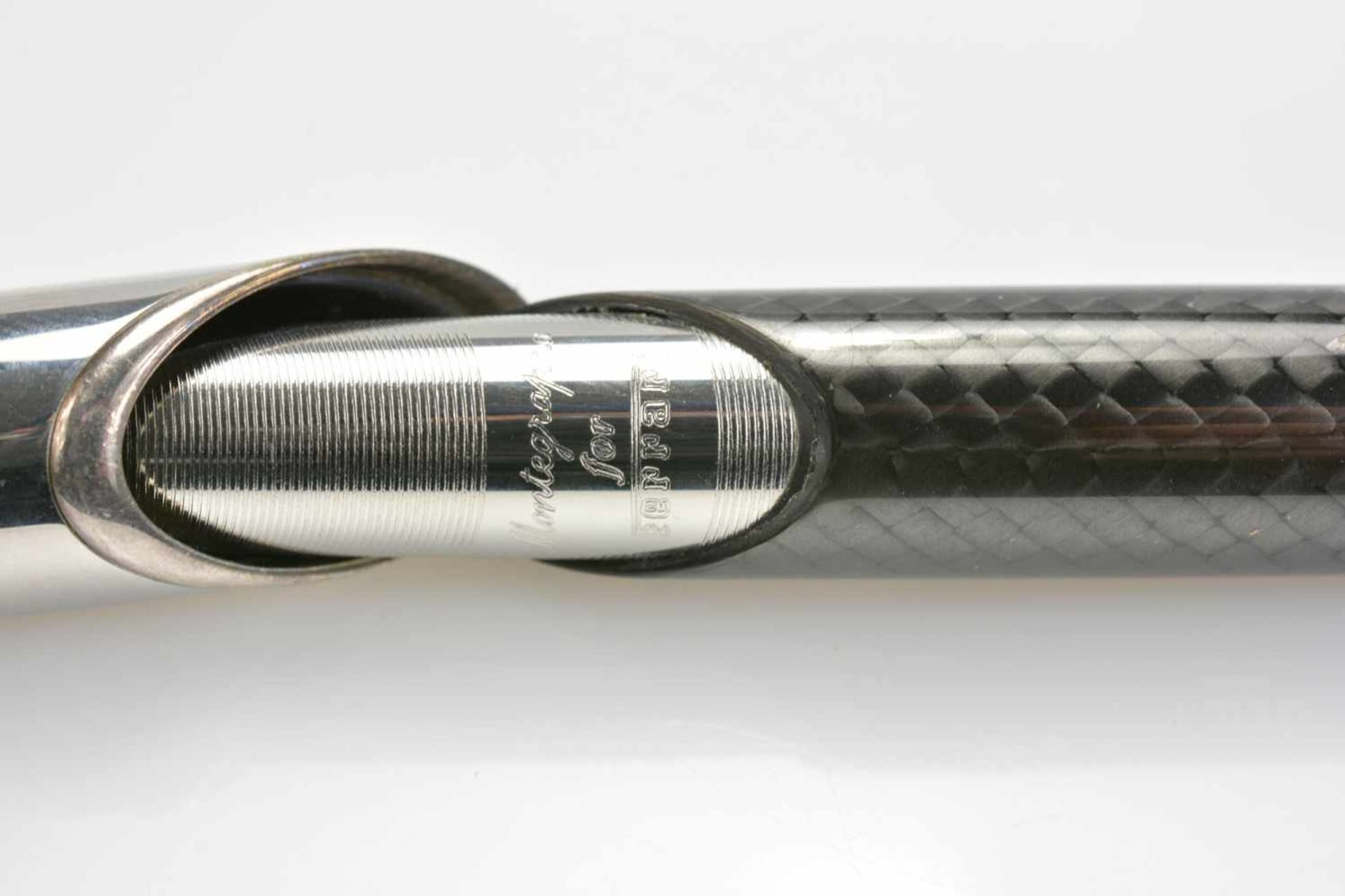 Montegrappa 'Ferrari'-KugelschreiberItalien, 20. Jh., Carbon und 925 Silber, 183/360 nummeriert, mit - Bild 2 aus 2