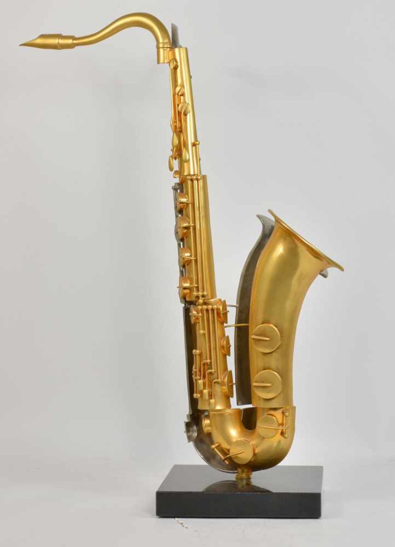 Arman Fernandez (1928 Nizza - 2005 New York) (F)Saxofon, polierte und vergoldete Bronze, Marmor- - Bild 2 aus 3