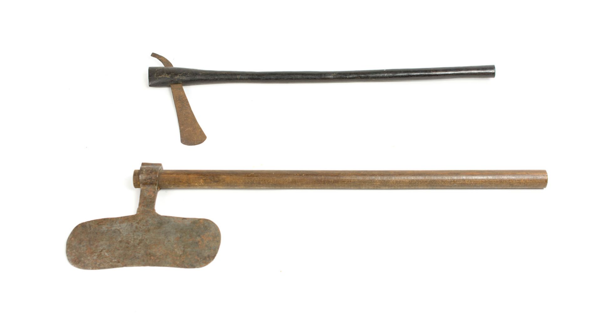 Konvolut afrikanischer WaffenZwei geschmiedete Äxte, Holzgriff, Längen 48 cm und 59 cm, drei