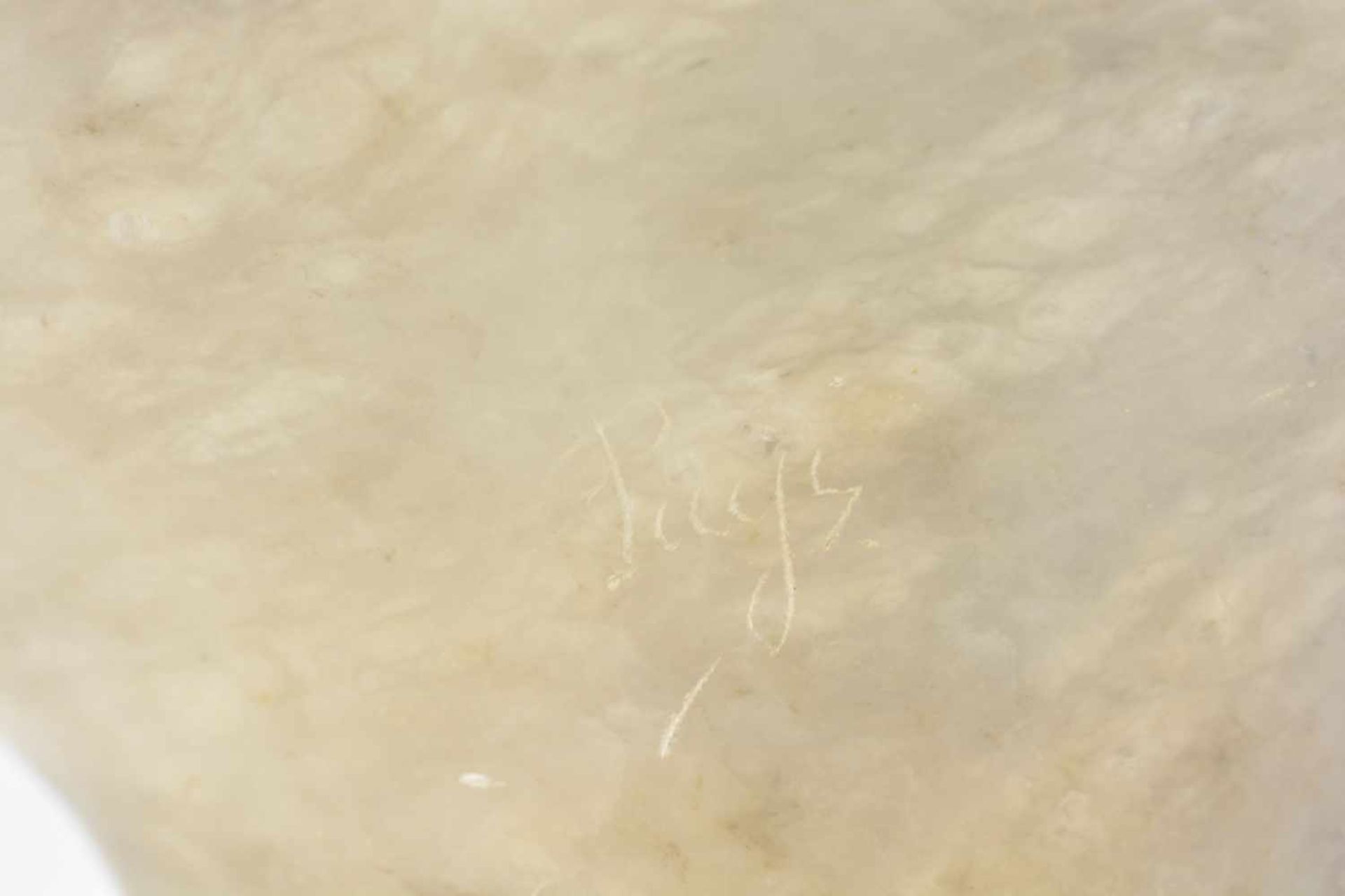 Künstler (20. Jh.)Frauenbüste, frühes 20. Jh., Alabaster, Höhe 33,5 cm, rückseitig undeutliche - Image 2 of 2