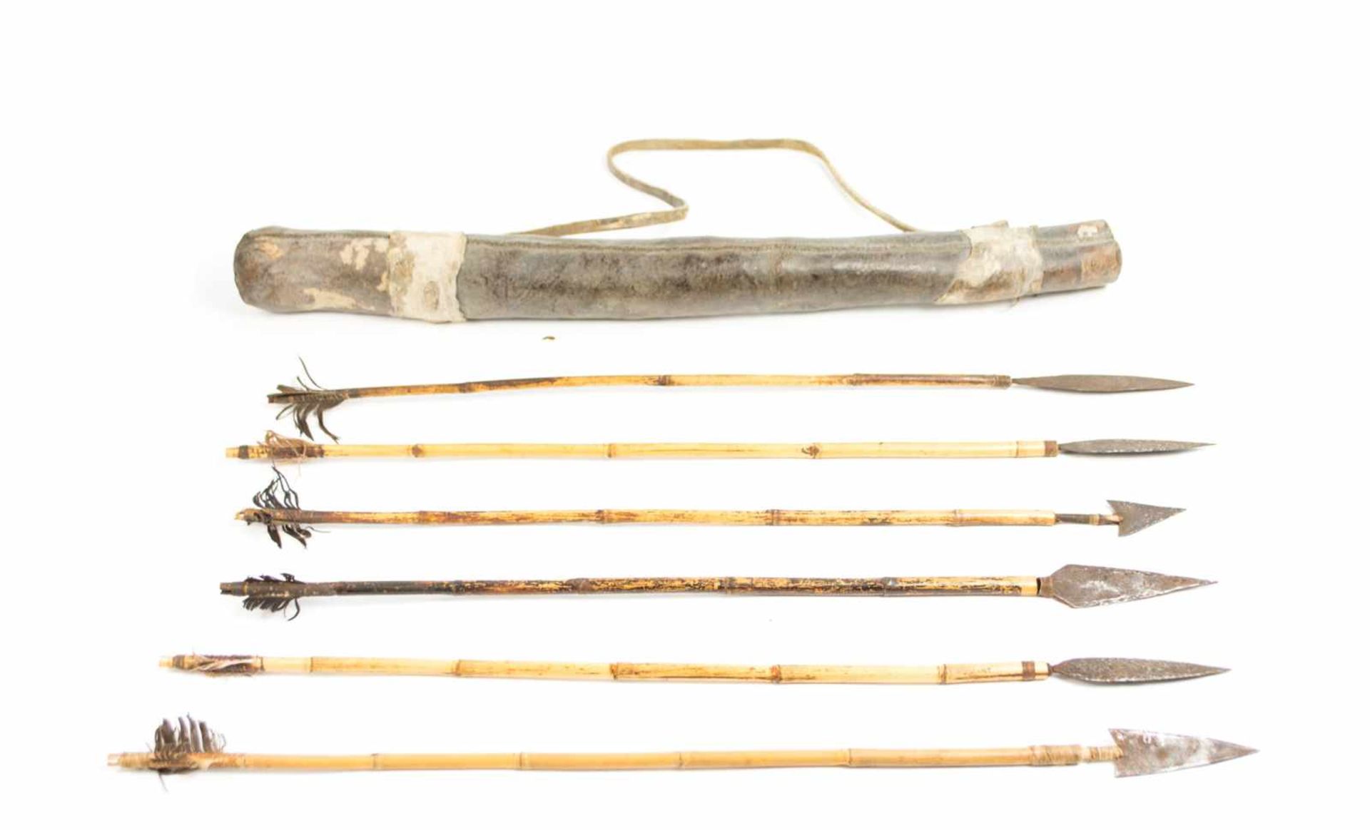 Konvolut afrikanischer WaffenZwei geschmiedete Äxte, Holzgriff, Längen 48 cm und 59 cm, drei - Image 6 of 7