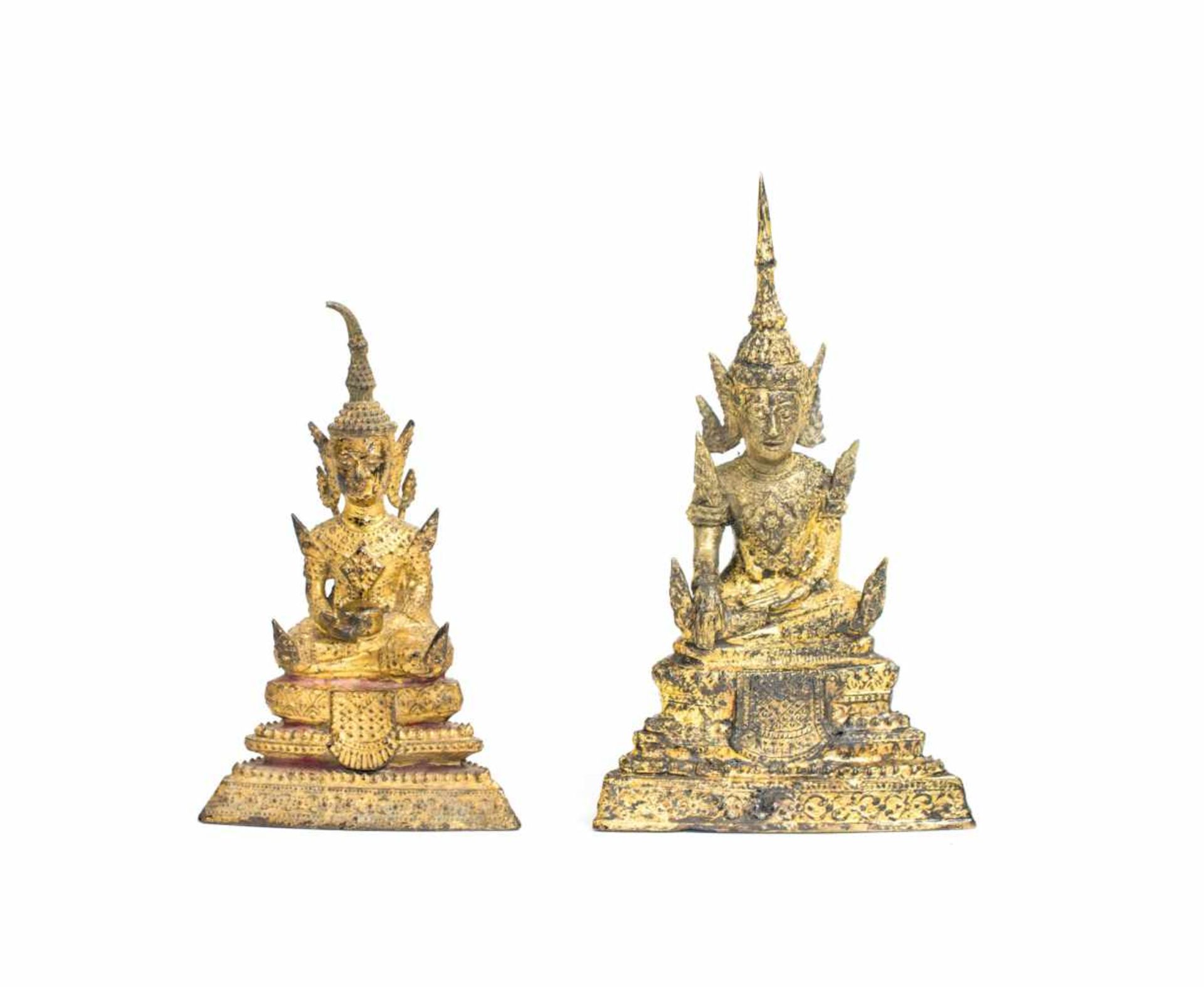 2 Rattanakosin-BuddhasThailand, um 1900, Bronzeguss in verlorener Form, Vergoldung auf roter