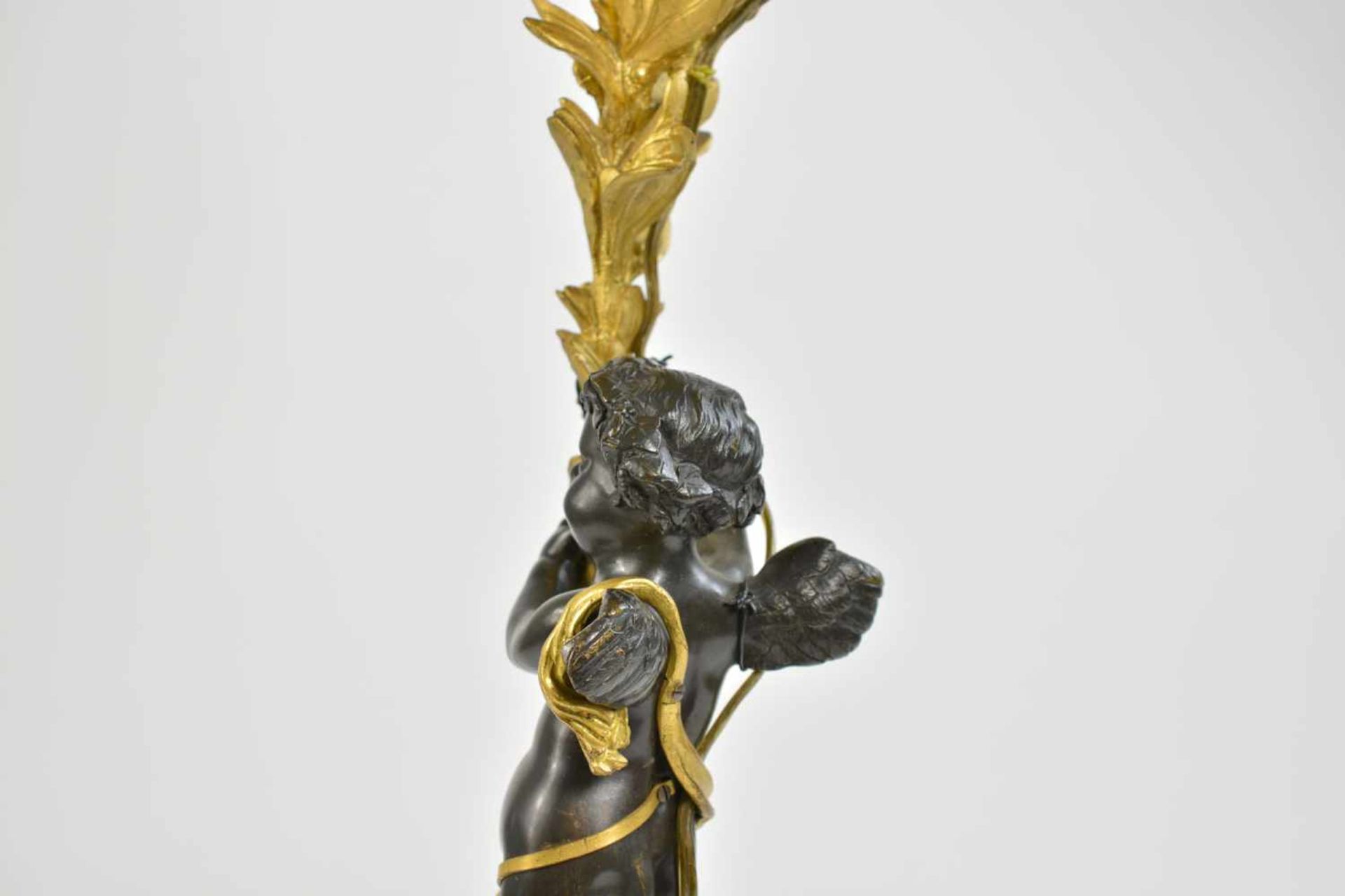 Lampe im Empire-Stil mit BronzefigurFrankreich, Ende 19. Jh., Bronze, vergoldet, Figur schwarz - Image 2 of 2