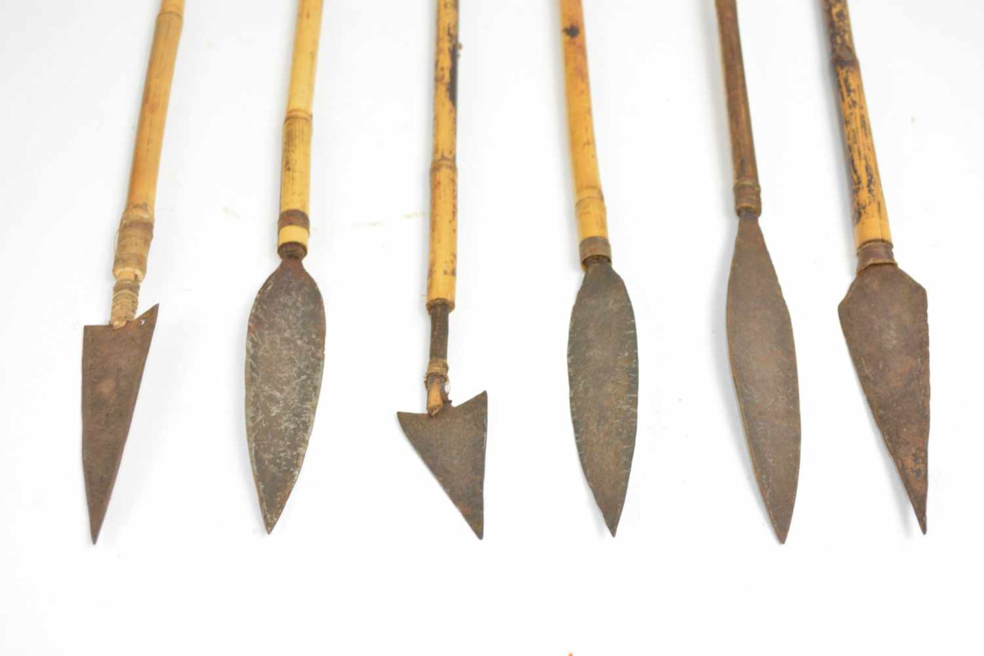 Konvolut afrikanischer WaffenZwei geschmiedete Äxte, Holzgriff, Längen 48 cm und 59 cm, drei - Image 7 of 7