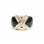 Damenring 'Leo Crosses'Leo Wittwer, Ebenholz und 750 Rotgold, Diamantschleife mit 15 Brillanten,