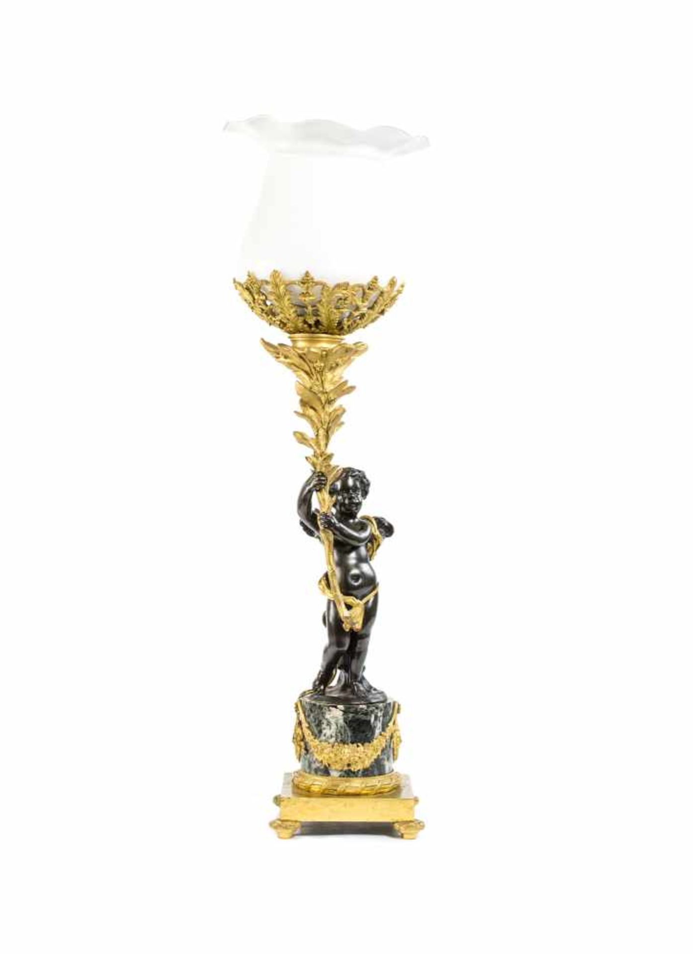 Lampe im Empire-Stil mit BronzefigurFrankreich, Ende 19. Jh., Bronze, vergoldet, Figur schwarz