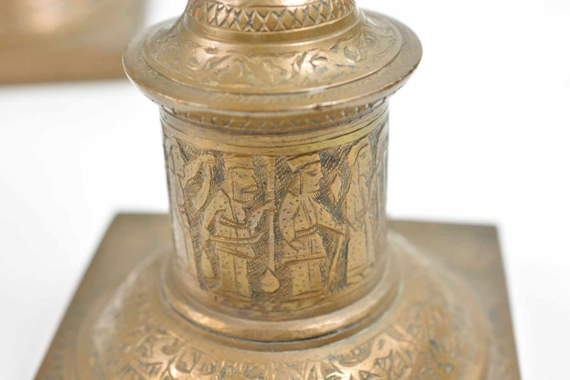 Paar Kerzenleuchter mit Motiven20. Jh., Bronze, leicht bräunlich patiniert, Höhe 22,5 - Bild 2 aus 3