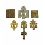 Konvolut Bronze-Ikonen7-tlg., Russland, 19. Jh., 4 Segenskreuze, Bronze, eins blau emailliert, 2