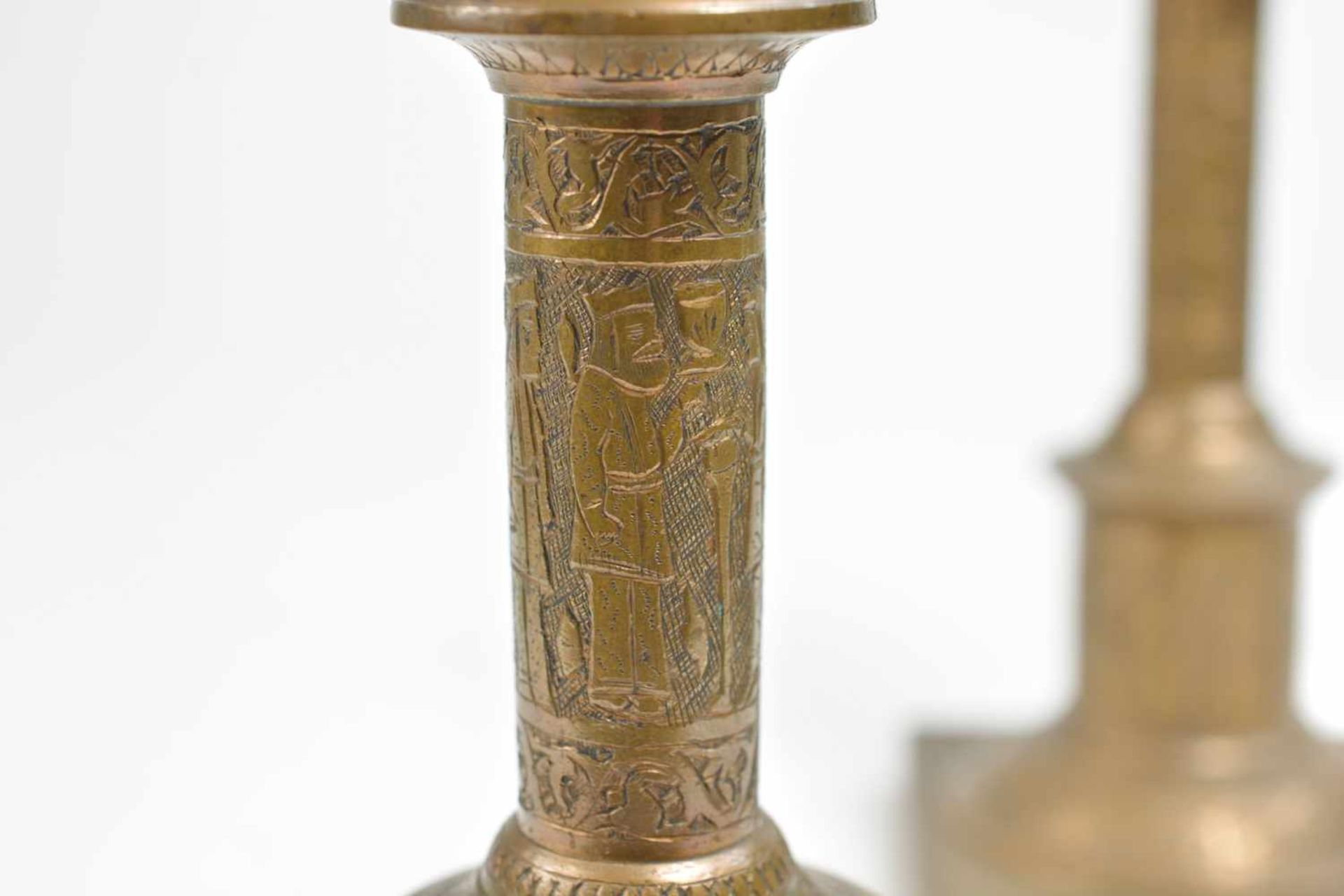 Paar Kerzenleuchter mit Motiven20. Jh., Bronze, leicht bräunlich patiniert, Höhe 22,5 - Bild 3 aus 3