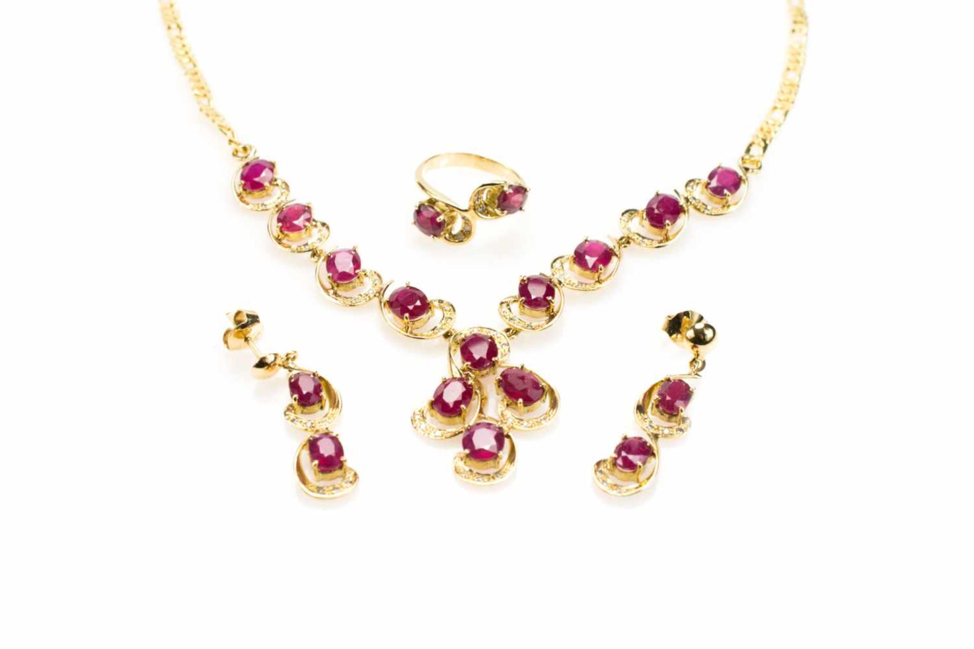 Schmuckset4-tlg., 585 und 750 Gelbgold, Collier mit 36 Brillanten, ca. 0,40 ct, 12 Rubine laut