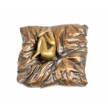 Bruno Bruni (1935 Gradera/Italien)El Nido, 2004, zweiteilig, Kissen aus polymer gebundener Bronze,