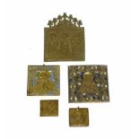 Konvolut Bronze-Ikonen5-tlg., Russland, 19. Jh., zwei blau und weiß emailliert, Größe 5,5 cm x 5,2