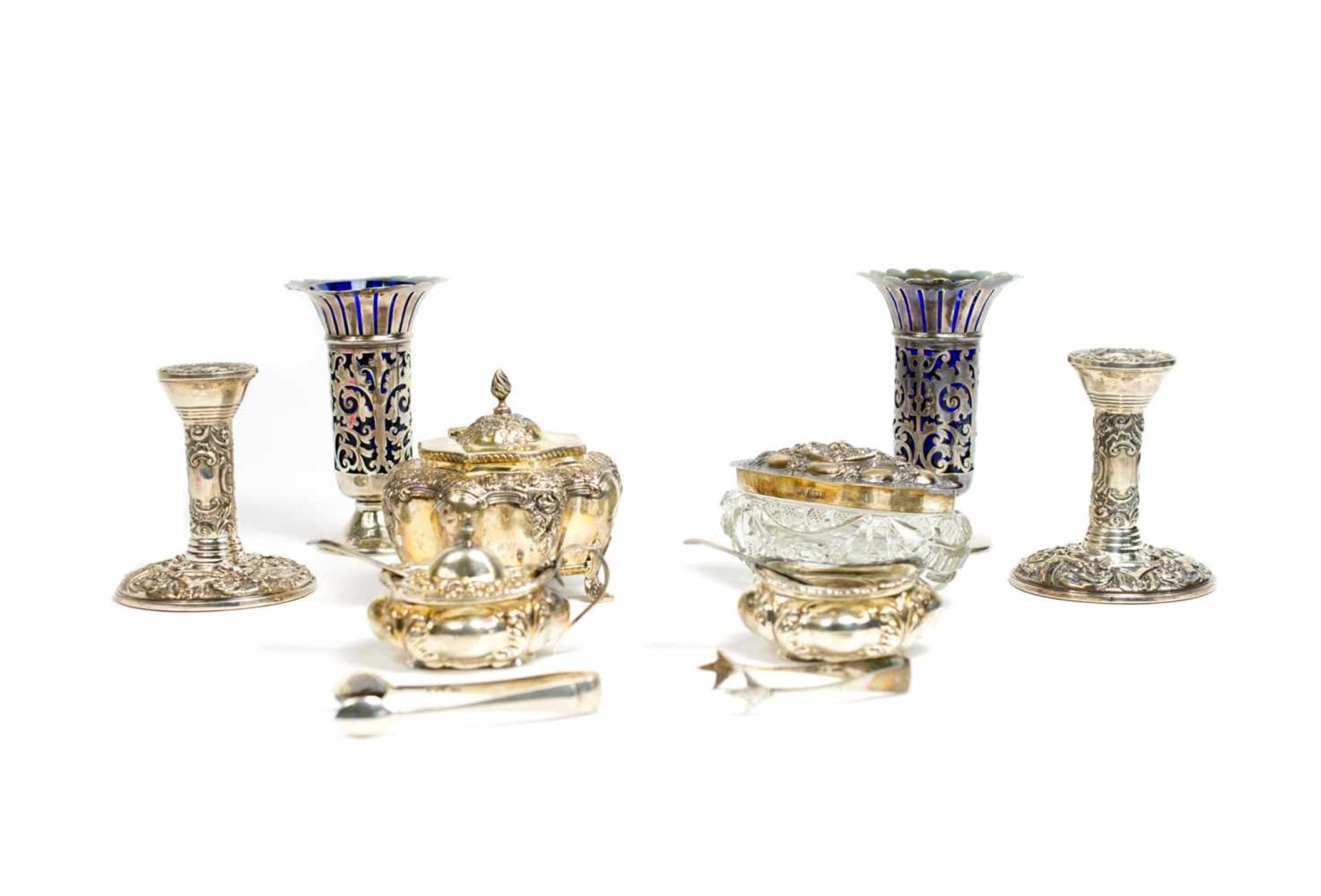Konvolut Silberobjekte12-tlg., England, 925 Silber, zwei Vasen mit Glaseinsatz, Höhe 13 cm, zwei