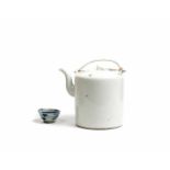 TeeserviceChina, 19. Jh., eine Teekanne und ein Schälchen im Original-Korb, Porzellan, Höhe Kanne