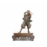 Samurai20. Jh., Bronze, auf Holzsockel, Höhe 46,5 cm, rückseitig mit kleinem Loch, Sockel leicht