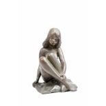Unbekannter Künstler (20. Jh.)Sitzendes Mädchen mit überkreuzten Beinen, Bronze, 32 cm, an der