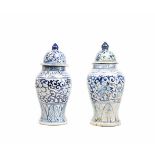 Paar DeckelpokalvasenChina, 19./20. Jh., Keramik, blaue Unterglasurbemalung, umlaufend mit Blumen-