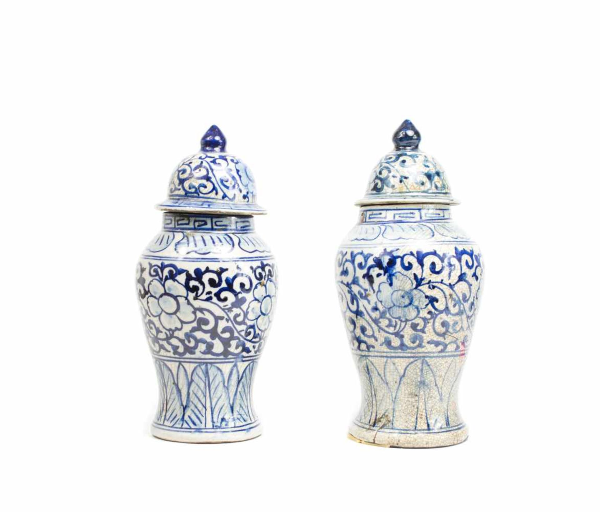 Paar DeckelpokalvasenChina, 19./20. Jh., Keramik, blaue Unterglasurbemalung, umlaufend mit Blumen-