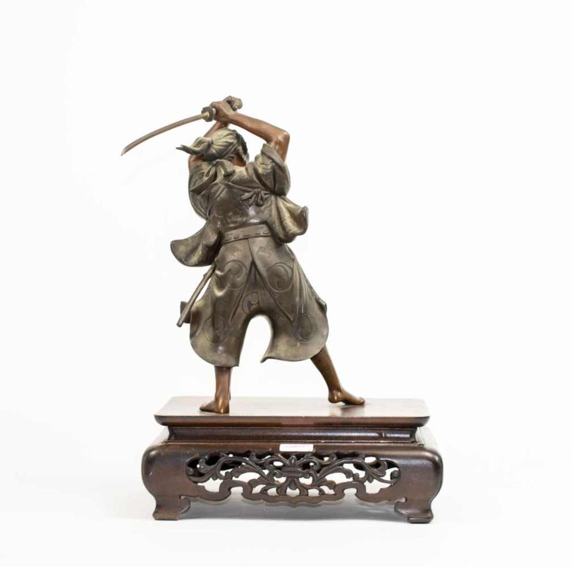 Samurai20. Jh., Bronze, auf Holzsockel, Höhe 46,5 cm, rückseitig mit kleinem Loch, Sockel leicht - Bild 2 aus 2