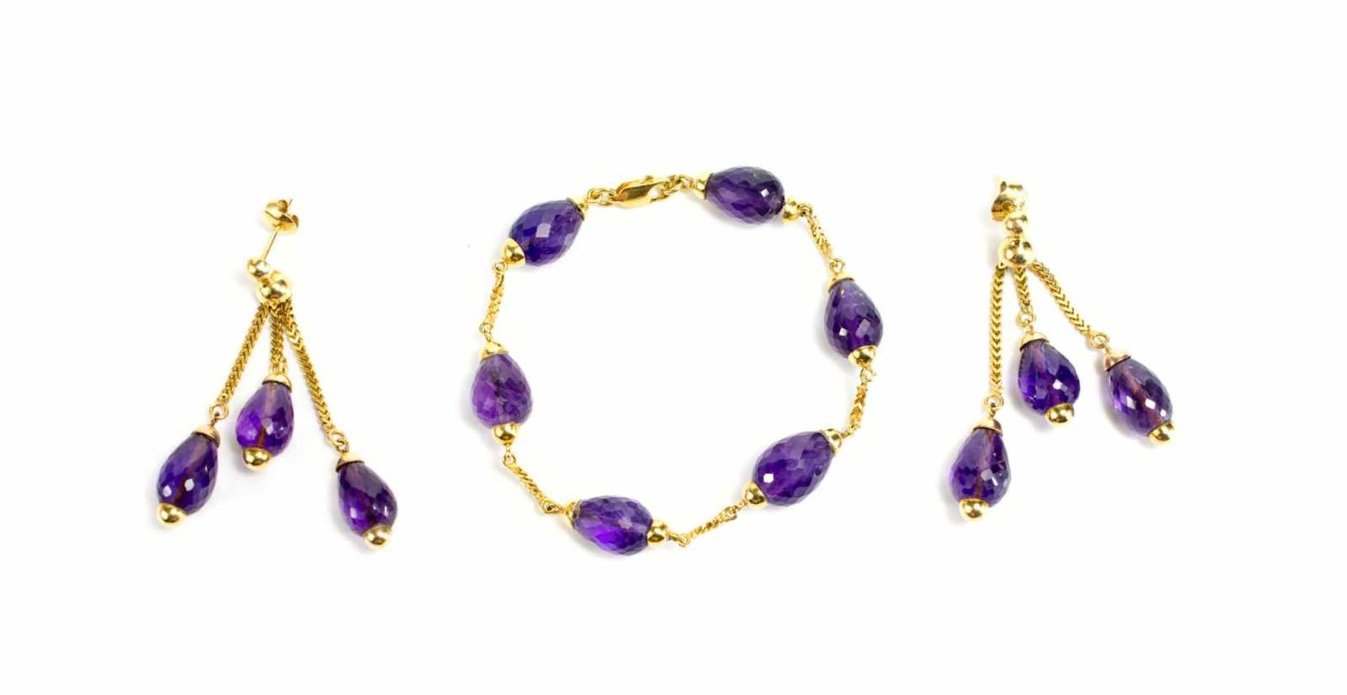 Schmuckset3-tlg., 916 Gelbgold, ein Armband mit 6 Amethysten, gesamt ca. 20,00 ct, 19 cm, ein Paar