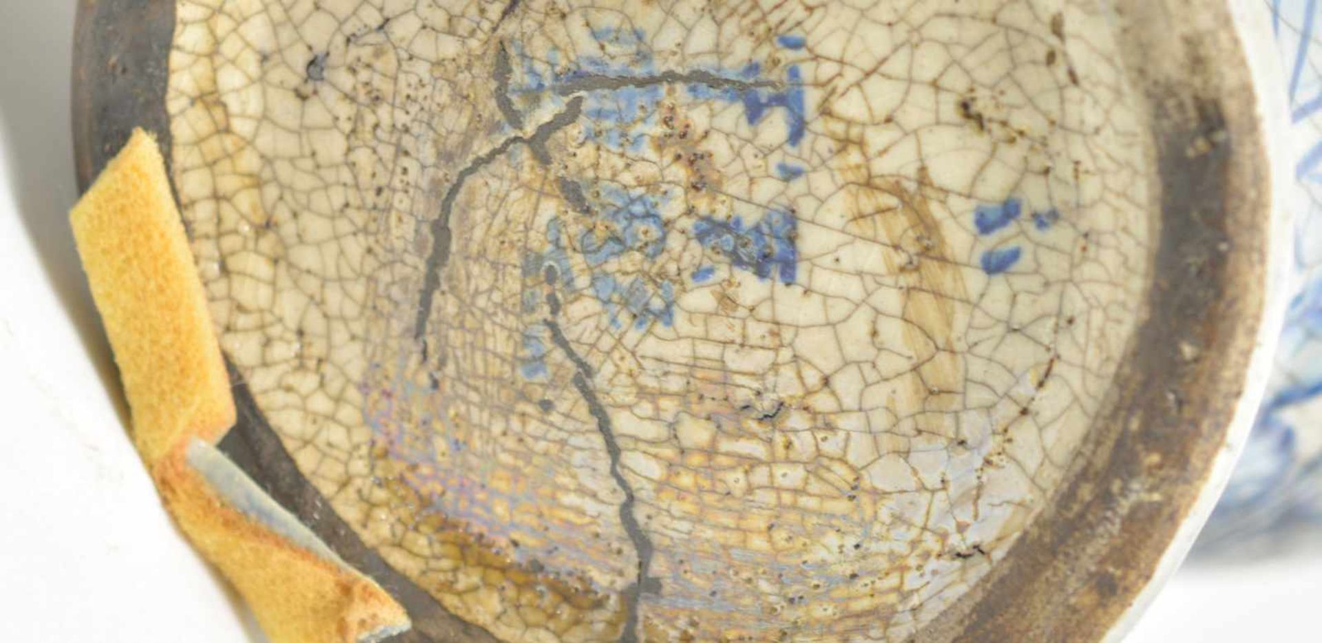 Paar DeckelpokalvasenChina, 19./20. Jh., Keramik, blaue Unterglasurbemalung, umlaufend mit Blumen- - Bild 3 aus 3