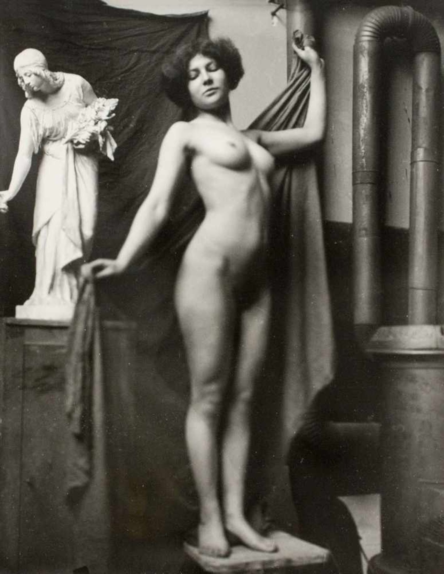 Heinrich Zille (1858 Radeburg - 1929 Berlin)'Standpose mit Tuch frontal', Abzug vom Original-Negativ