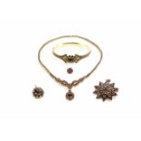 Schmuckset5-tlg., 333 Gelbgold, ein Collier, Länge 43 cm, ein Armreif, wohl 900 Silber, vergoldet,