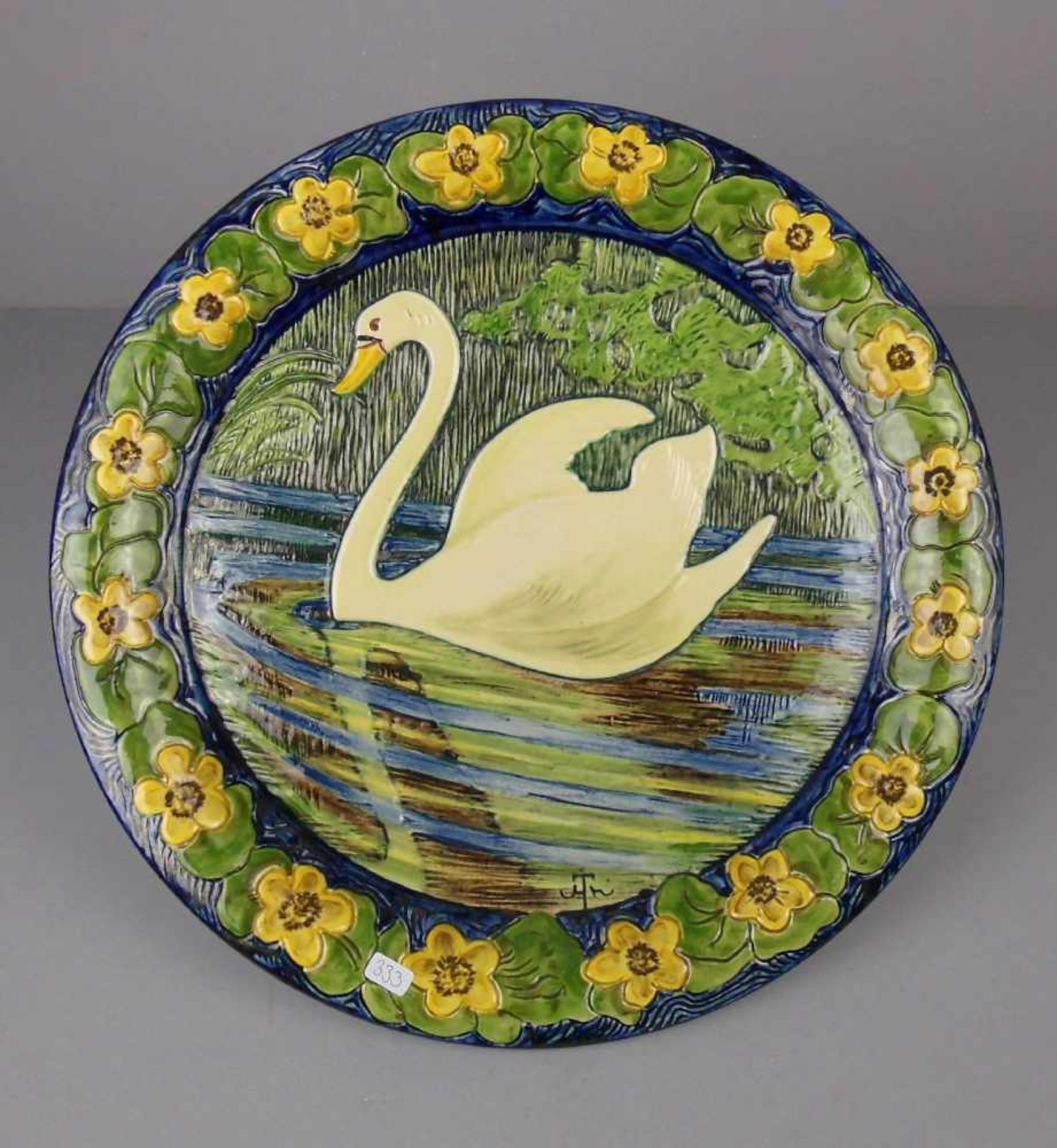 GROSSER WANDTELLER / ZIERTELLER "SCHWAN" / wall plate, Majolika, polychrom staffiert und glasiert,