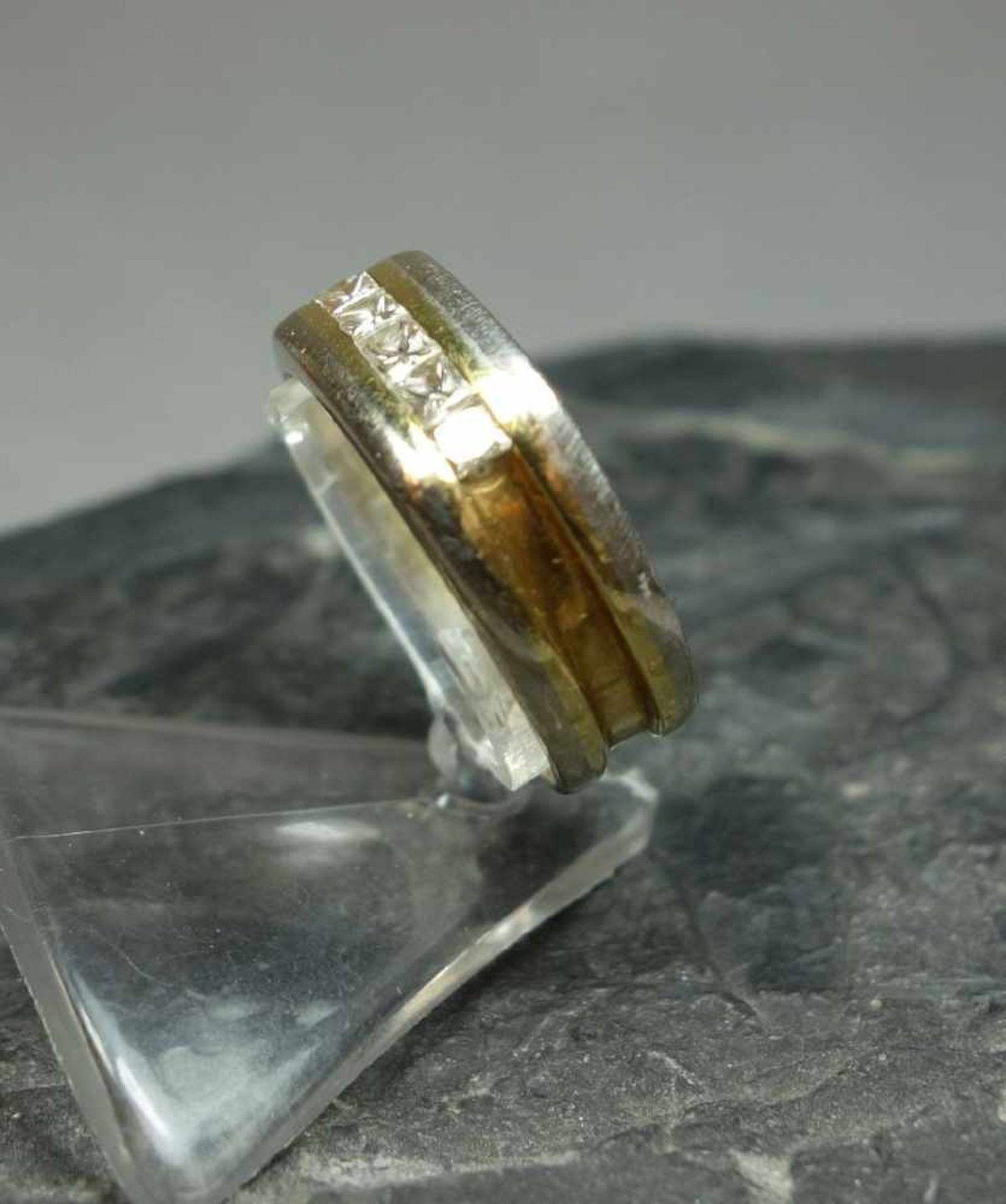 RING, bicolor, 750er Gold (5,4 g), Ringschiene besetzt mit 5 Brillanten von je 0,05 ct.; Ringgr. - Bild 3 aus 4