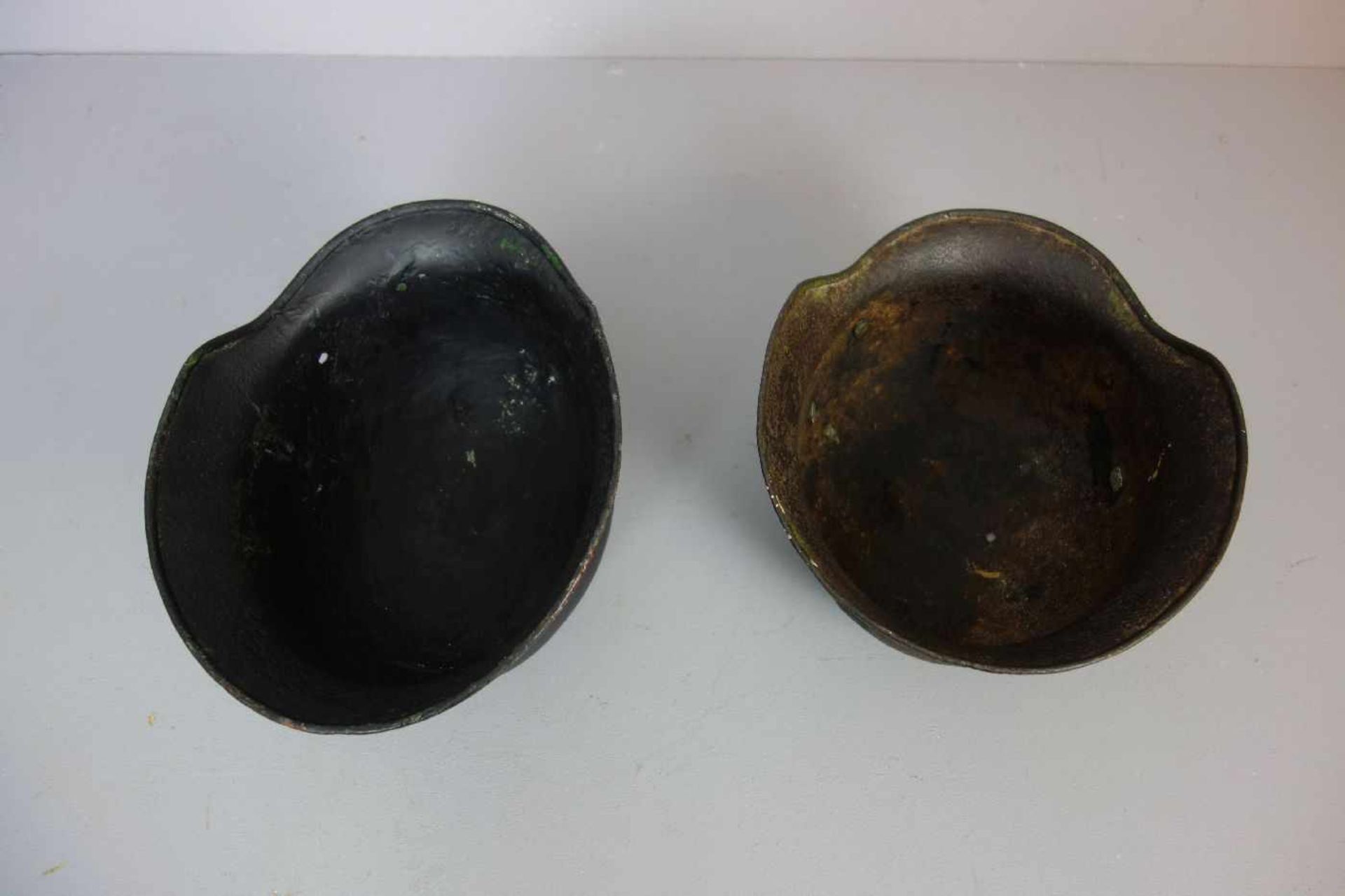 2 STAHLHELME / steel helmets, 20. Jh., geschwärztes Metall, Helmglocke jeweils mit Nackenschirm; - Bild 4 aus 4