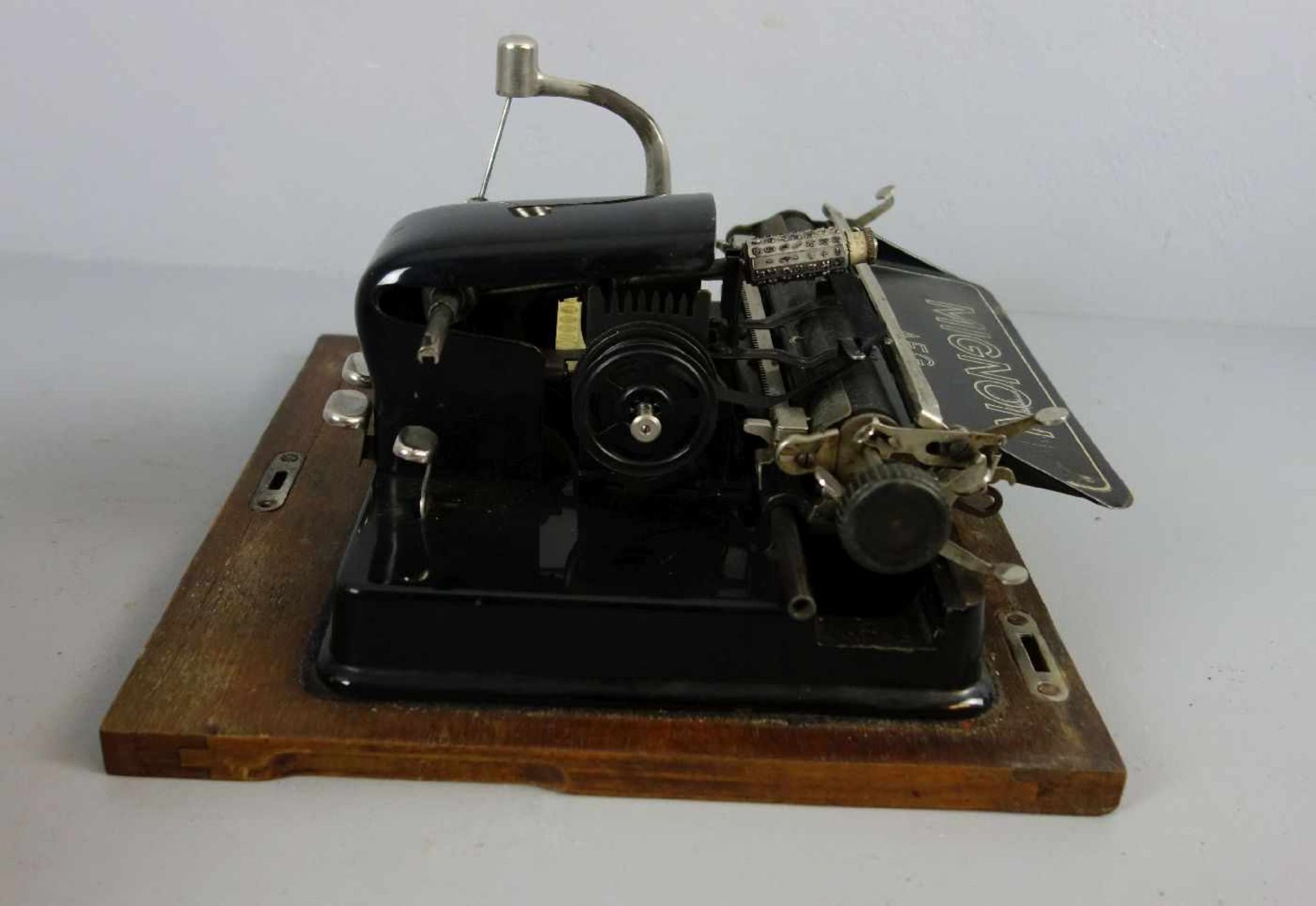 SCHREIBMASCHINE / ZYLINDERKOPFSCHREIBMASCHINE - AEG MIGNON MODELL 4 / typewriter, ab 1924, Zwei- - Image 5 of 7