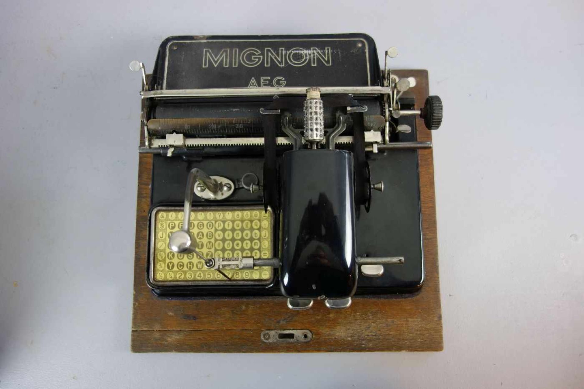 SCHREIBMASCHINE / ZYLINDERKOPFSCHREIBMASCHINE - AEG MIGNON MODELL 4 / typewriter, ab 1924, Zwei- - Image 7 of 7