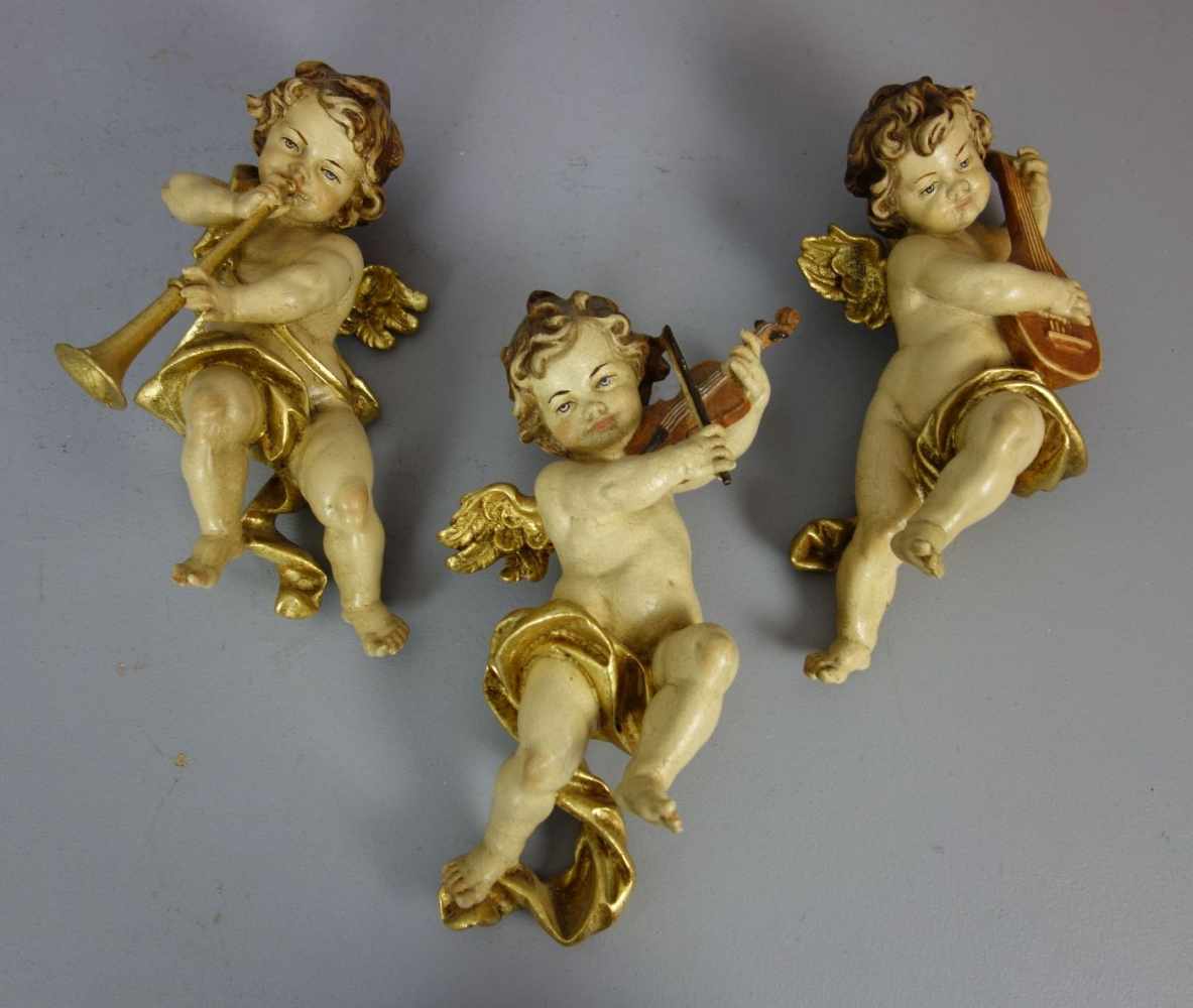 3 MUSIZIERENDE ENGEL in barocken Formen. Geflügelte Putti mit Tuchdraperie in bewegter Darstellung