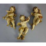 3 MUSIZIERENDE ENGEL in barocken Formen. Geflügelte Putti mit Tuchdraperie in bewegter Darstellung