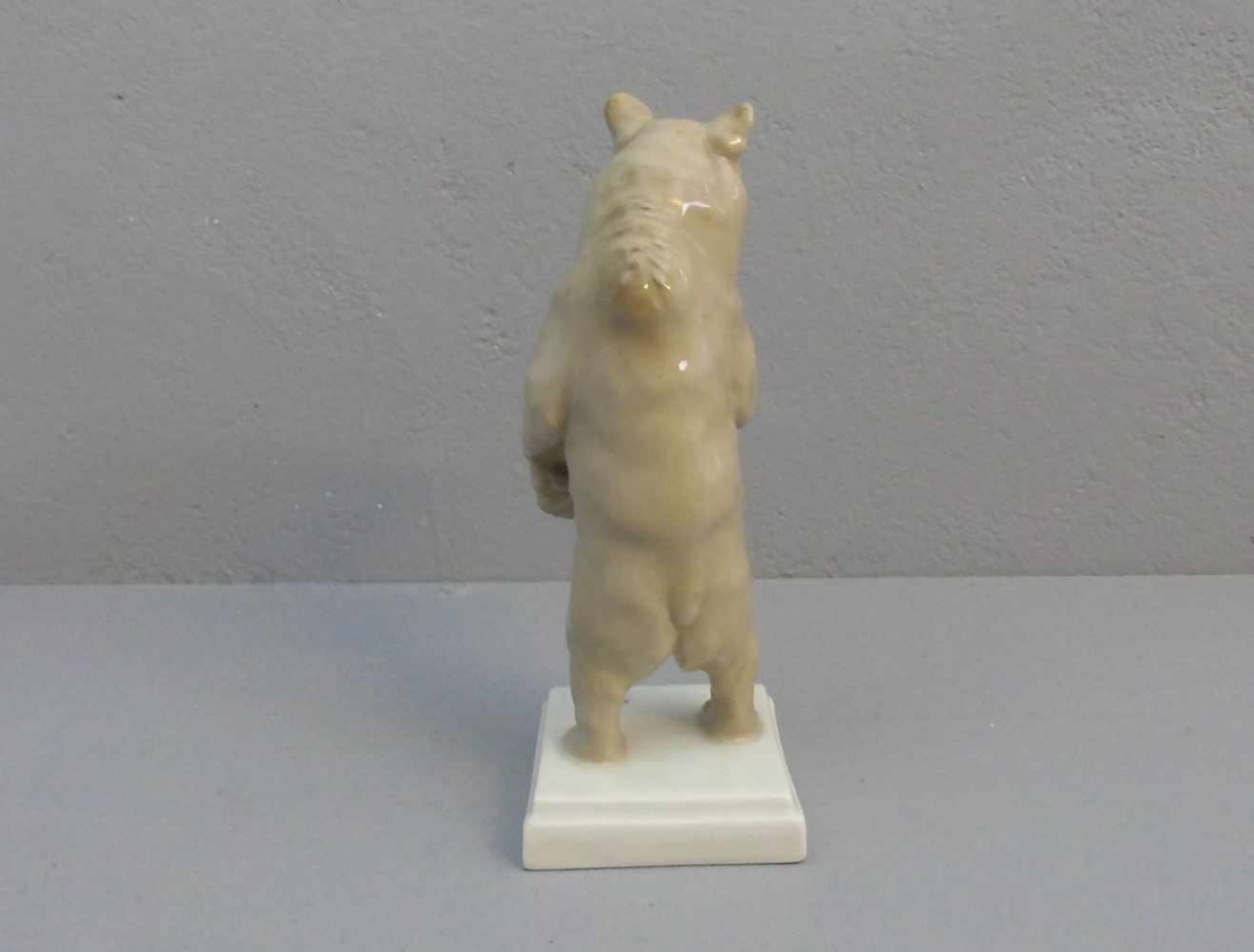 FIGUR: "Bär / Braunbär", Porzellan, Manufaktur Meissen, unterglasurblaue Schwertermarke mit oberem - Bild 3 aus 5