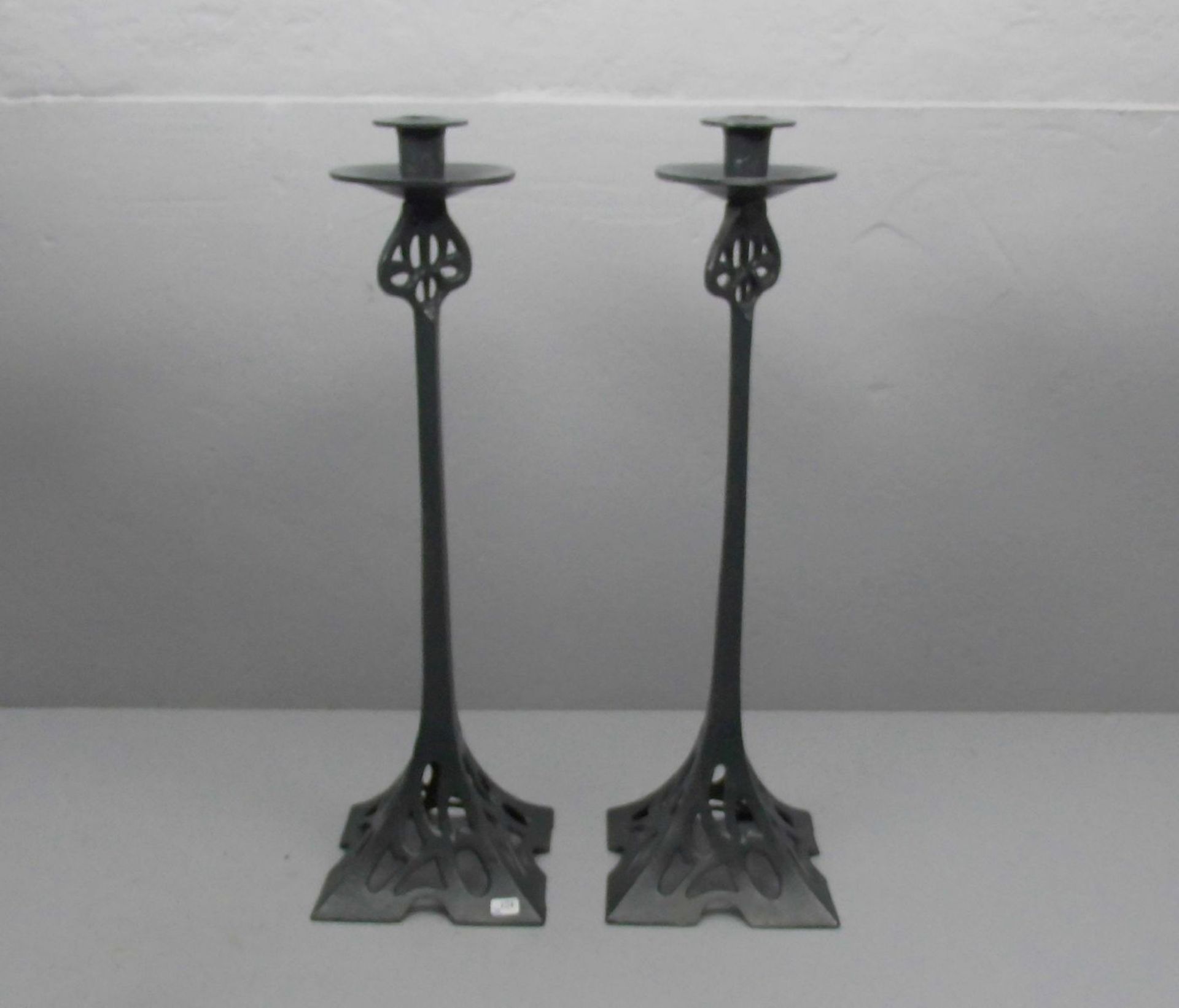 PAAR JUGENDSTIL LEUCHTER / art nouveau candle stands, Eisen, durchbrochen gearbeitet und wohl