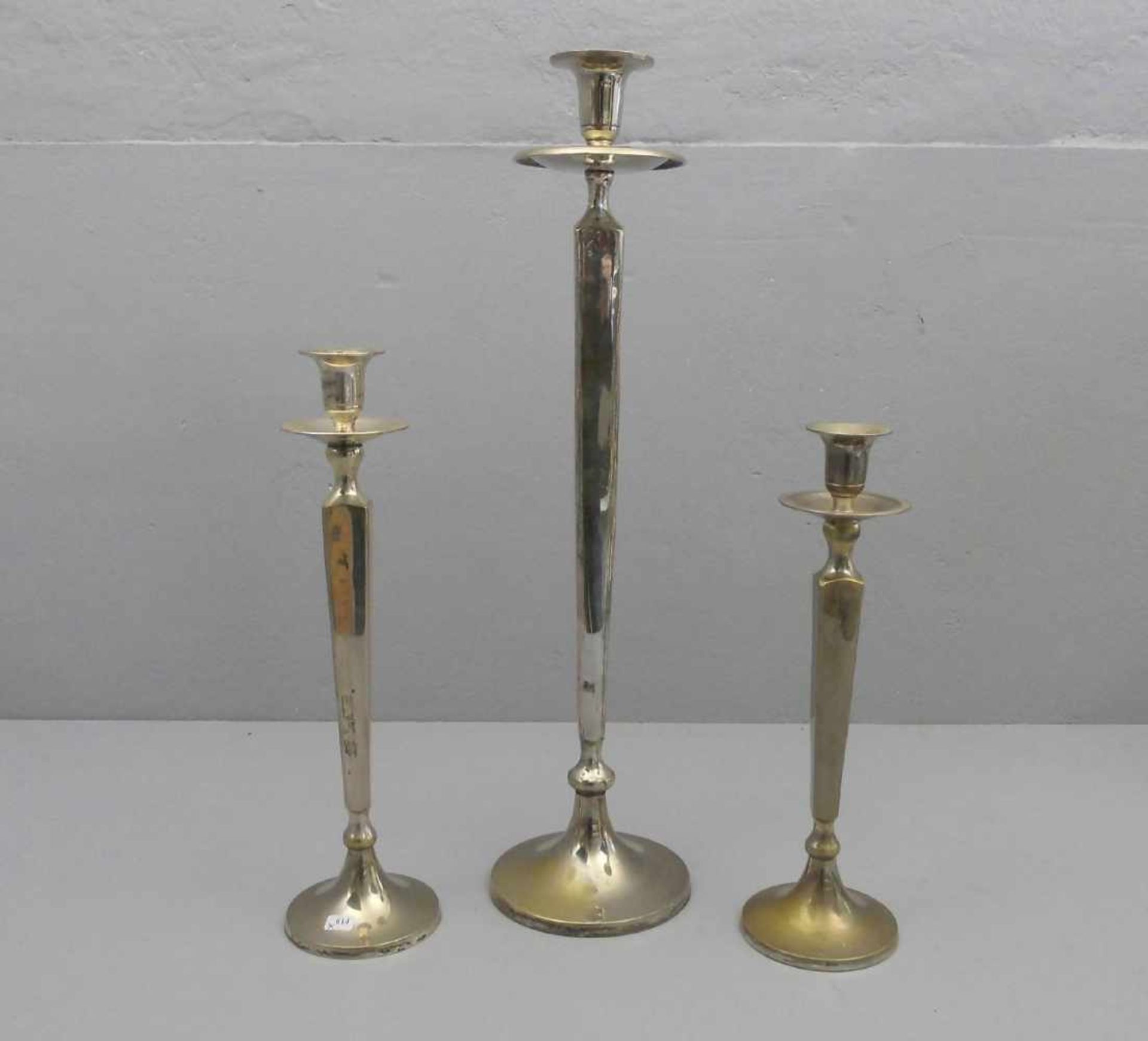 SATZ VON 3 TISCHLEUCHTERN unterschiedlicher Größe / candlestands, verchromtes Metall, 2. Hälfte