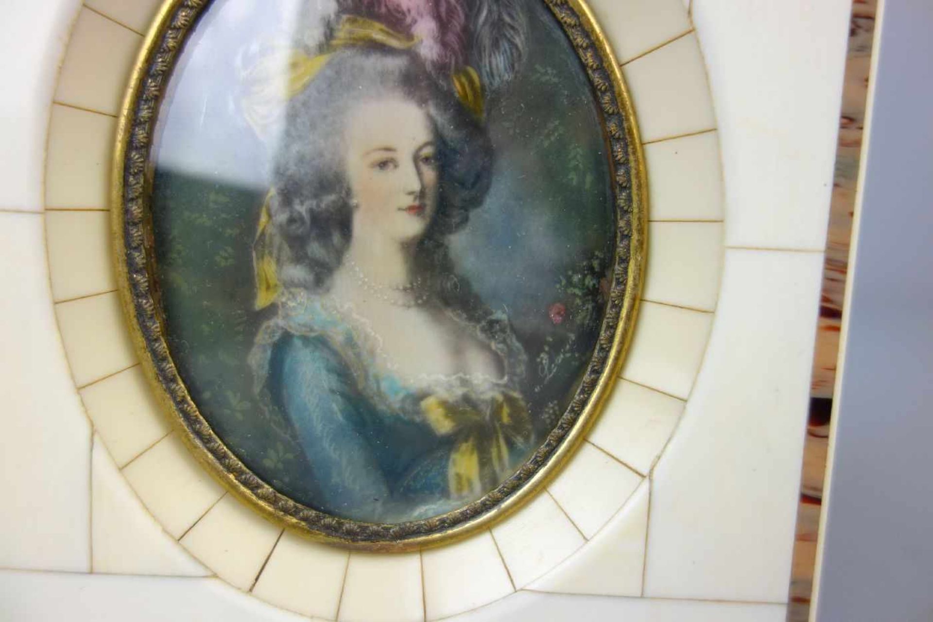 MINIATUR IM BEINRAHMEN, "Marie Antoinette", Temperamalerei. Ovaler Bildausschnitt hinter - Bild 3 aus 4