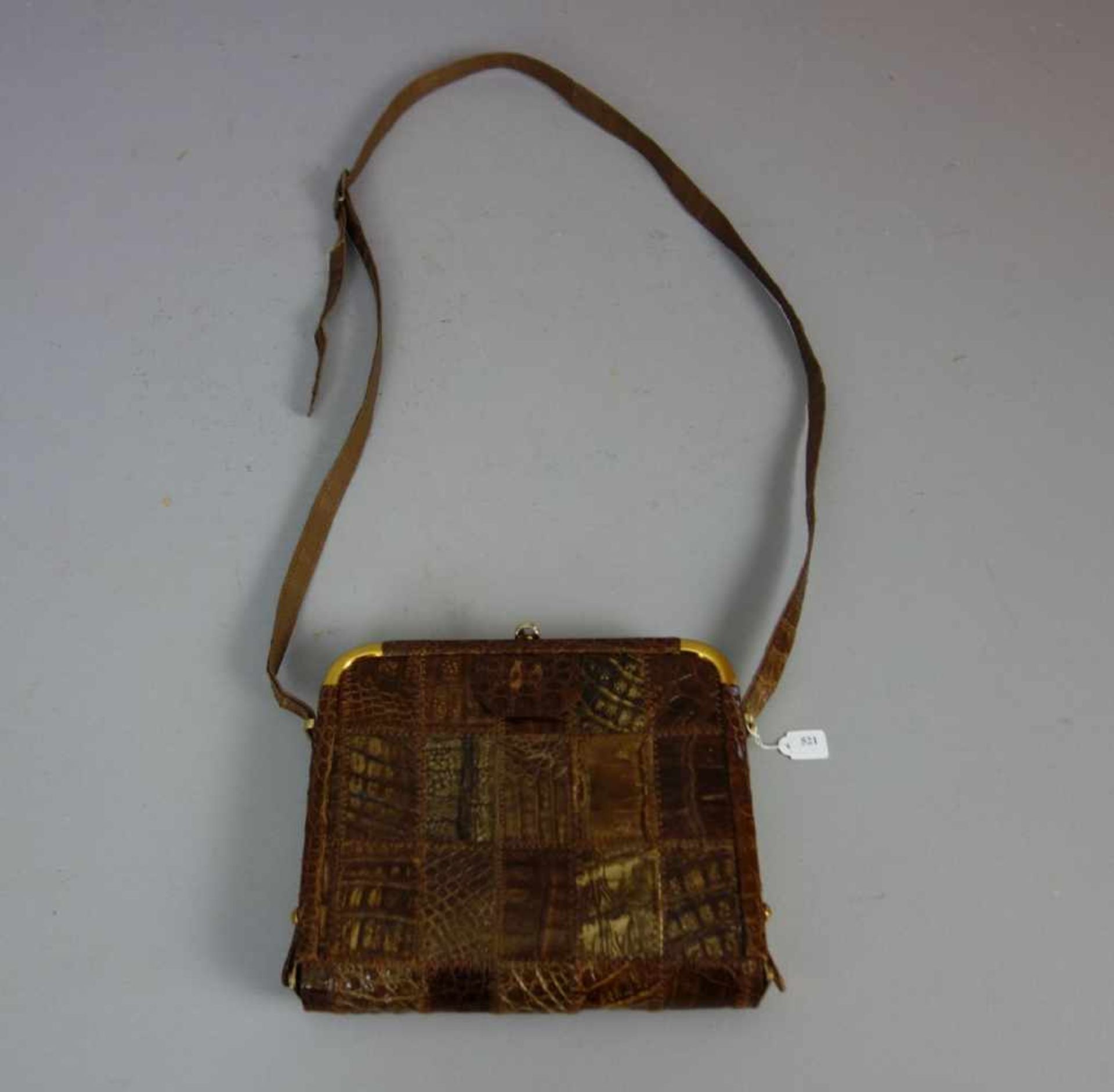 KROKO - HANDTASCHE, 1960er Jahre, Krokodilleder und Kalbsleder in braun. Oben gebogte Karreeform mit