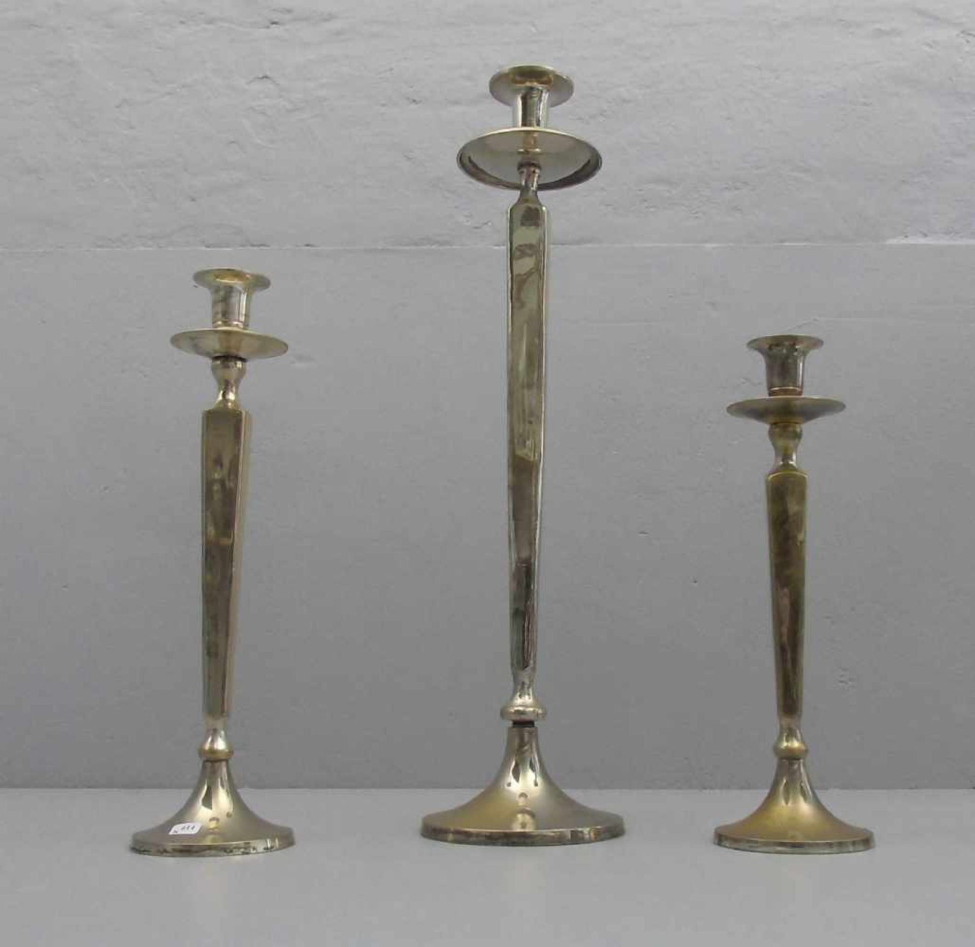 SATZ VON 3 TISCHLEUCHTERN unterschiedlicher Größe / candlestands, verchromtes Metall, 2. Hälfte - Bild 2 aus 2