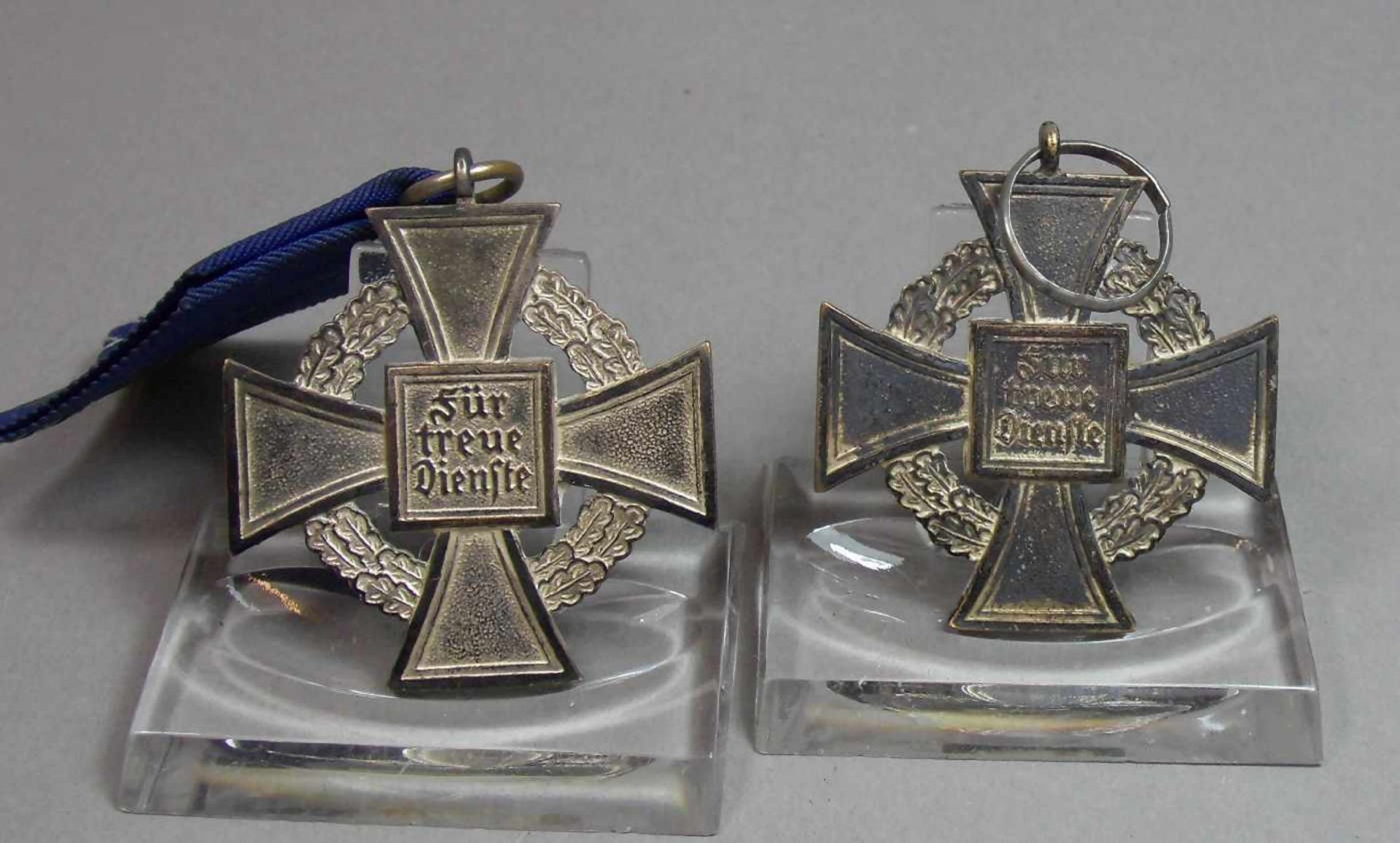 2 ORDEN / EHRENZEICHEN WK II / "DRITTES REICH": "25 Jahre Treue Dienste". Silberfarbenes Ordenskreuz - Bild 2 aus 2