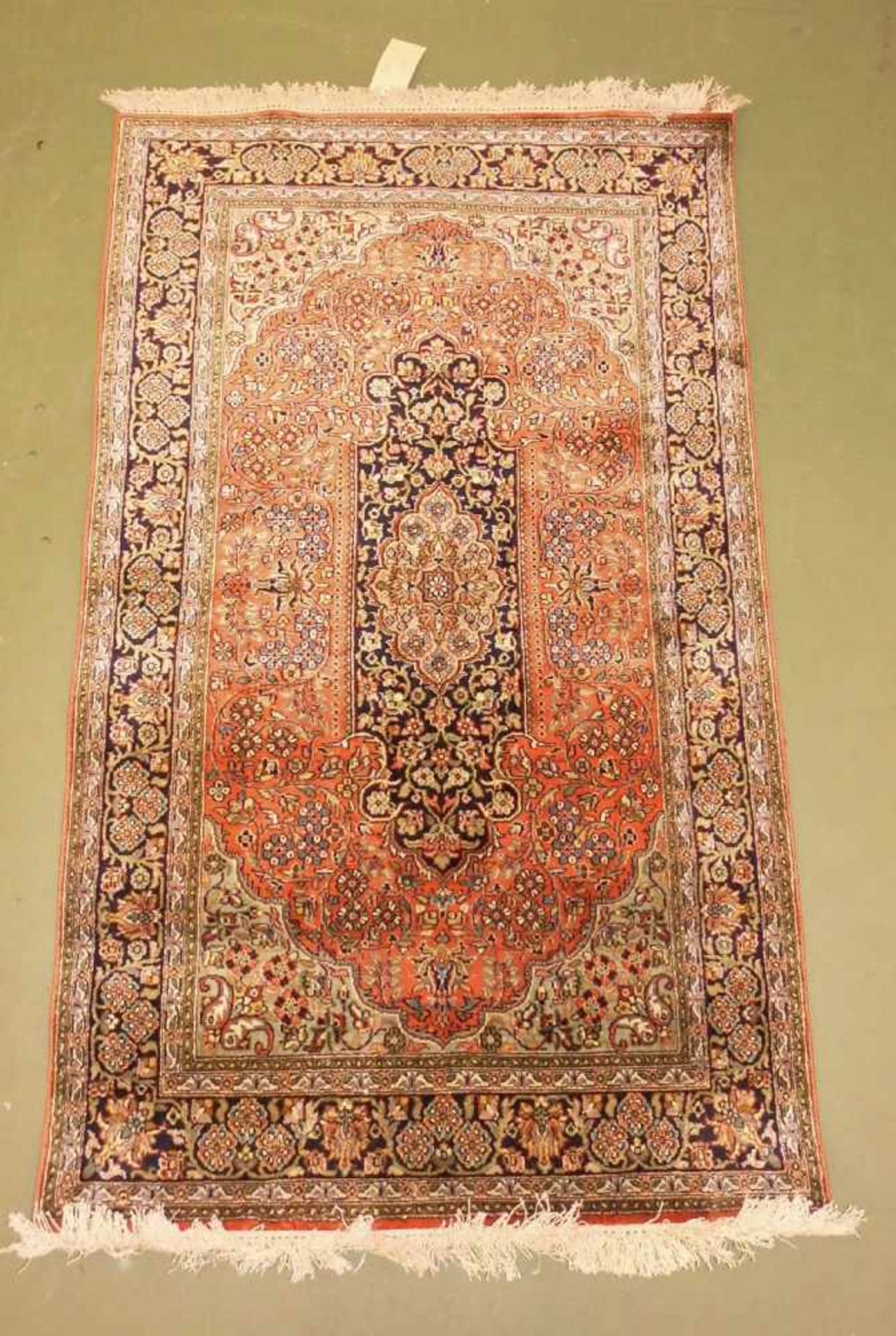 ORIENTTEPPICH / SEIDENTEPPICH / BRÜCKE / silk rug, Seide, 2. Hälfte. 20 Jh.; Haupt- und